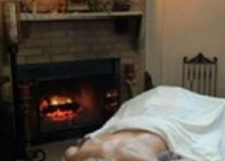 Sesión de masaje en Awakening Bliss, Rionegro, Antioquia, CO, junto a una acogedora chimenea.