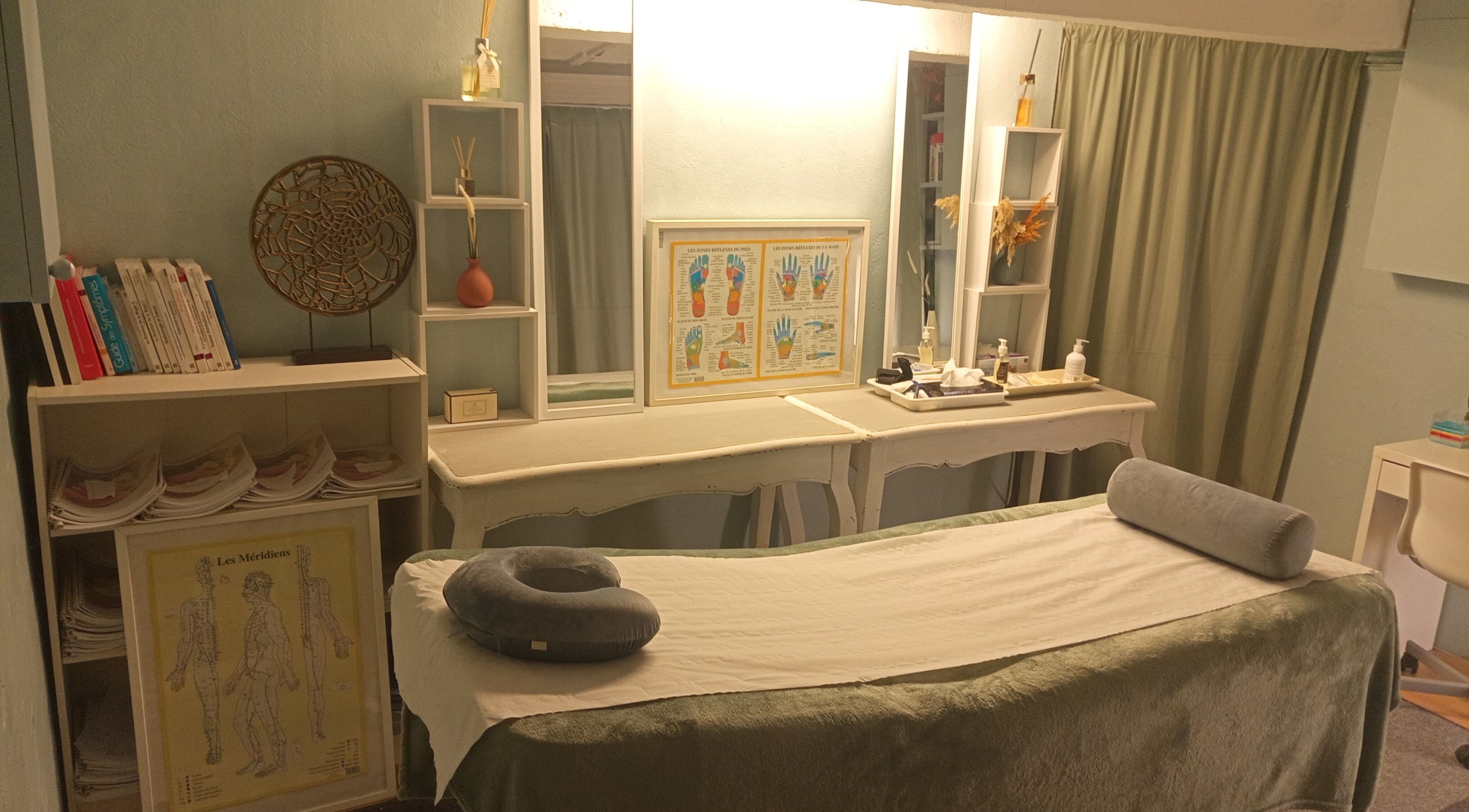 Salle de soin apaisante chez Feel Well, Paris, Île-de-France, FR, offrant un espace pour le bien-être et la relaxation.
