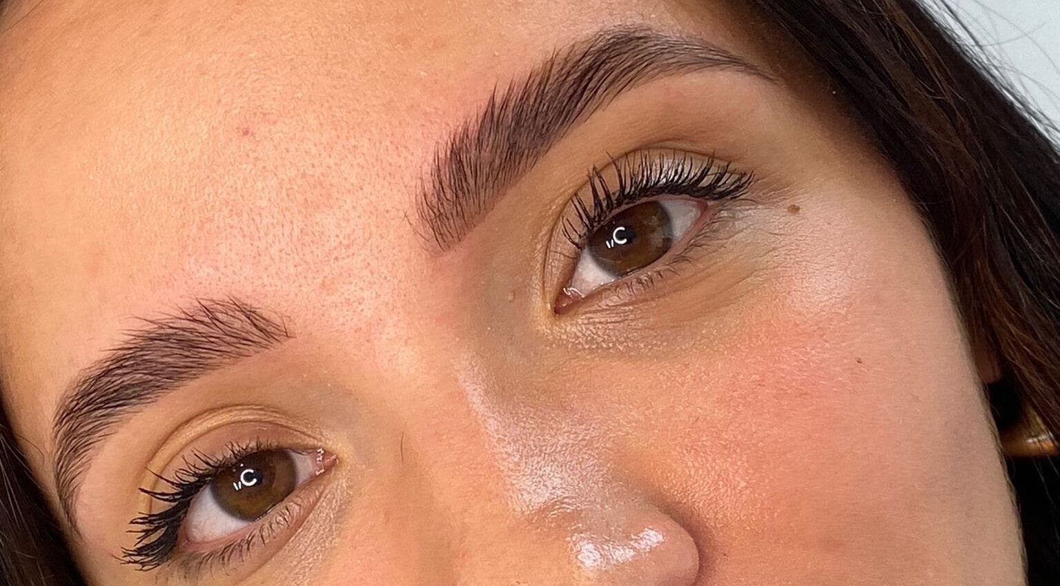 Pielęgnowane brwi w SUGAR Lashes & Brows, Kraków, Województwo Małopolskie, PL, prezentujące perfekcję stylizacji.