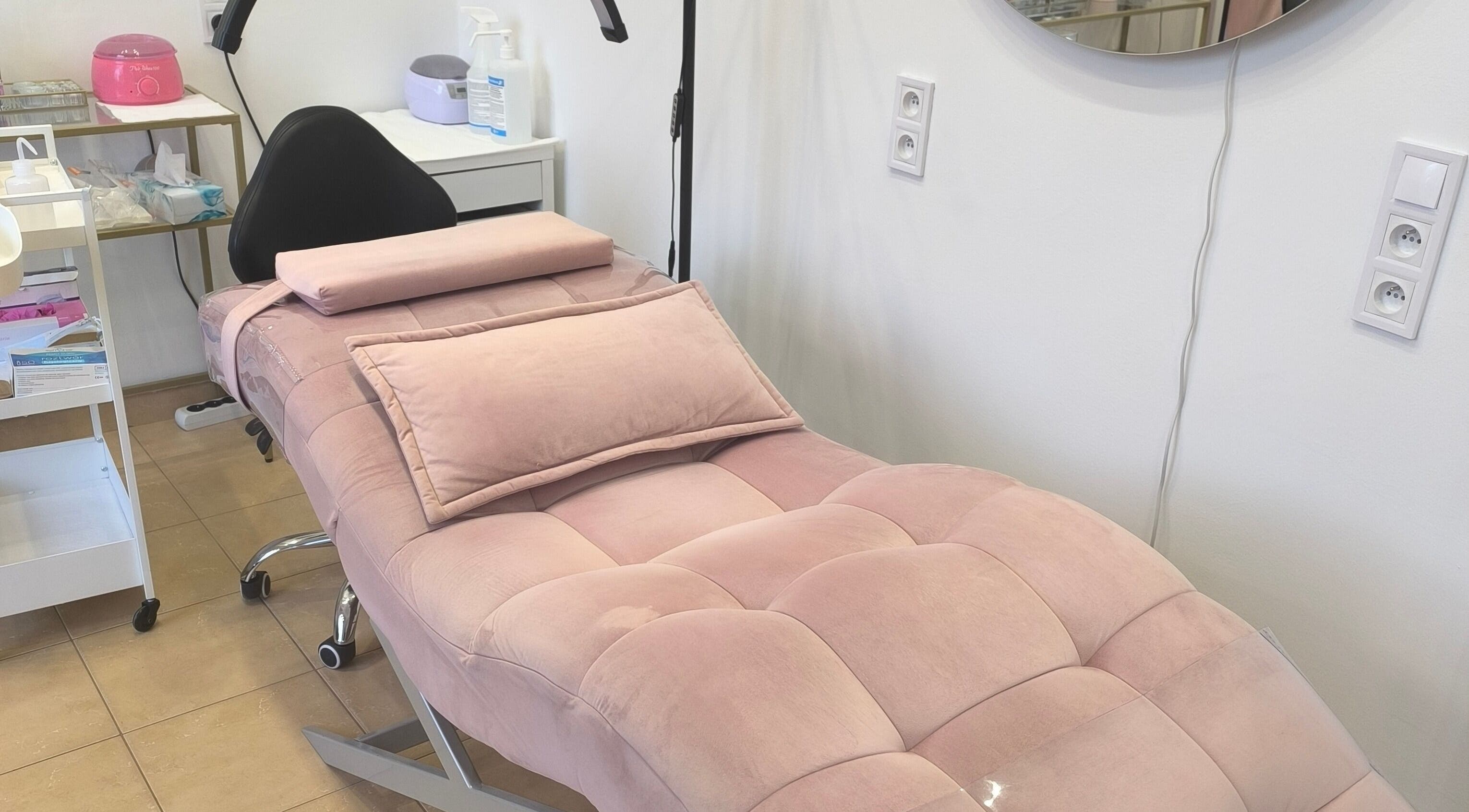 Stylowa leżanka w SUGAR Lashes & Brows, Kraków, Województwo Małopolskie, PL, idealna do zabiegów upiększających.
