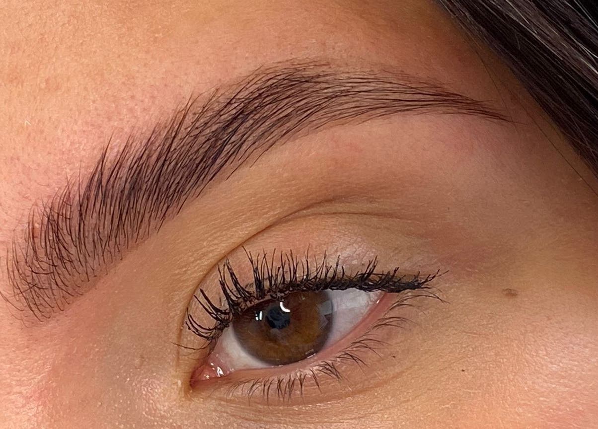 Zbliżenie na perfekcyjne brwi w SUGAR Lashes & Brows, Kraków, Województwo Małopolskie, PL.