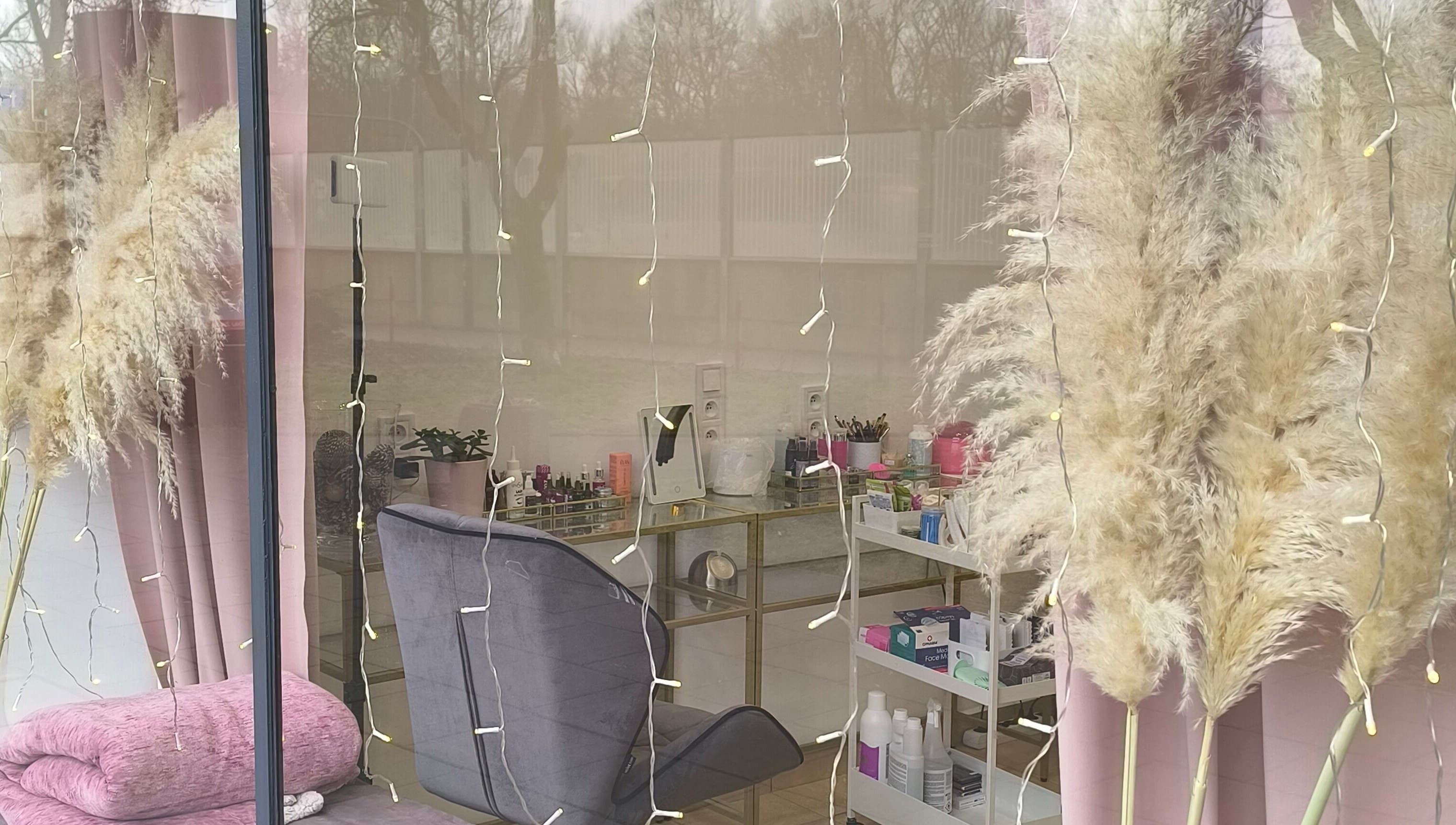 Witryna SUGAR Lashes & Brows w Krakowie, Województwo Małopolskie z przytulnym wnętrzem.