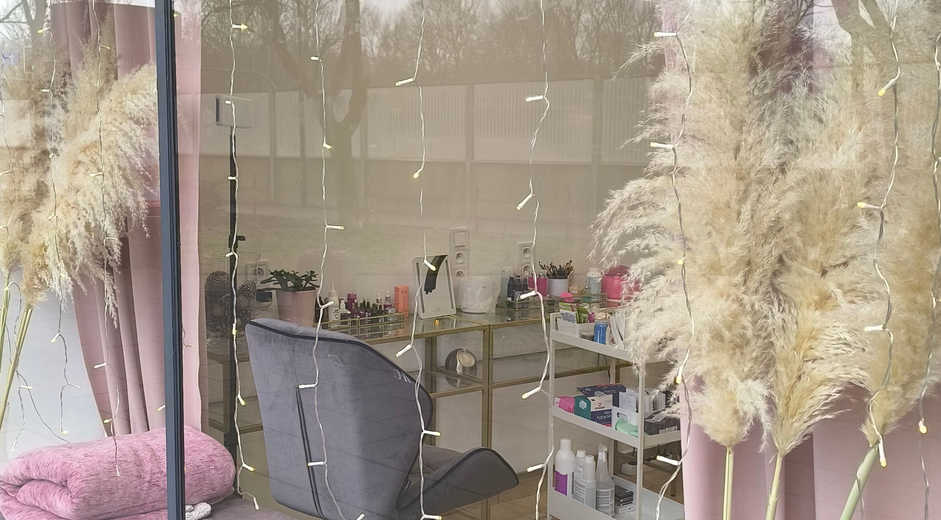 Witryna SUGAR Lashes & Brows w Krakowie, Województwo Małopolskie z przytulnym wnętrzem.