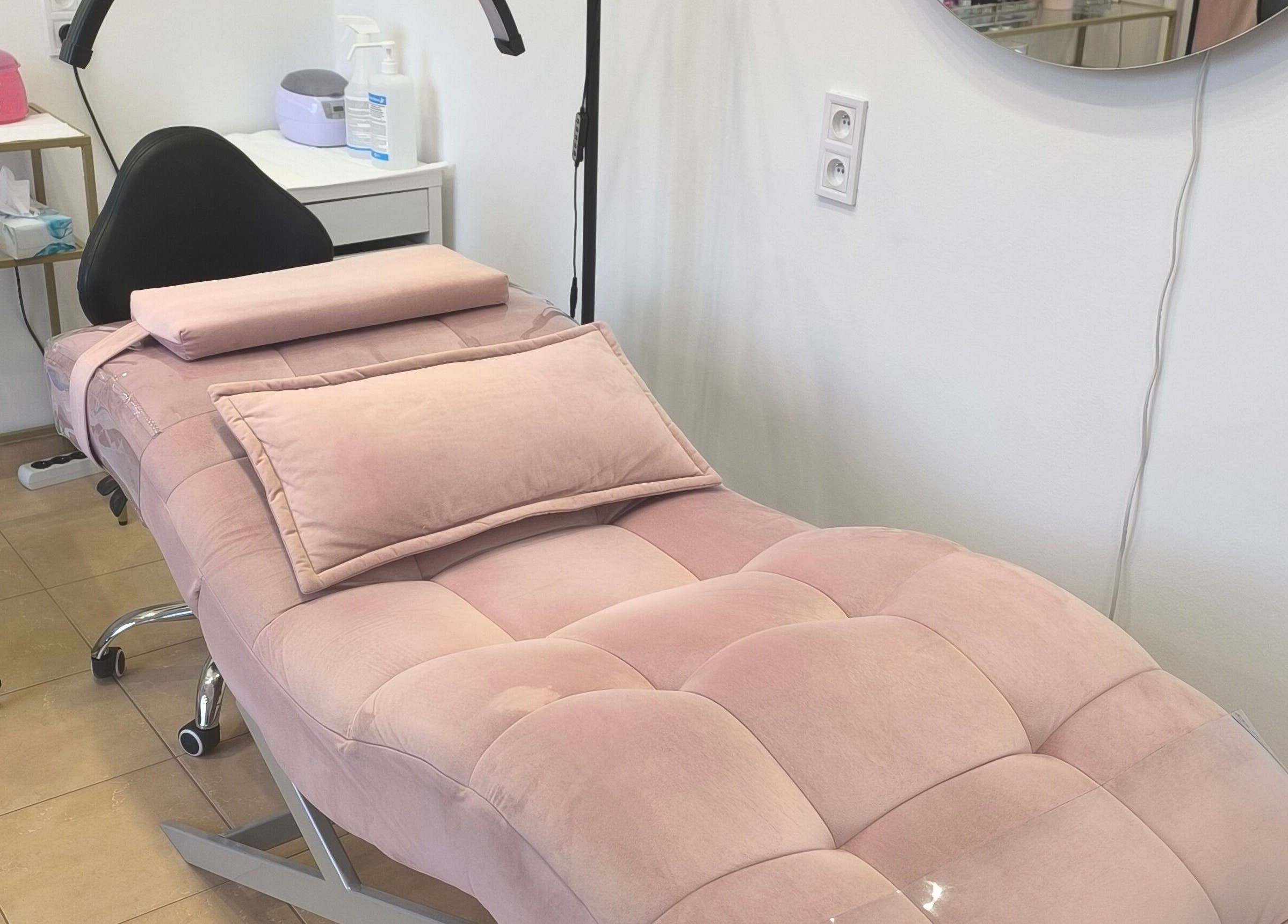 Różowe łóżko w SUGAR Lashes & Brows, Kraków, Województwo Małopolskie, PL. Idealne do zabiegów kosmetycznych.