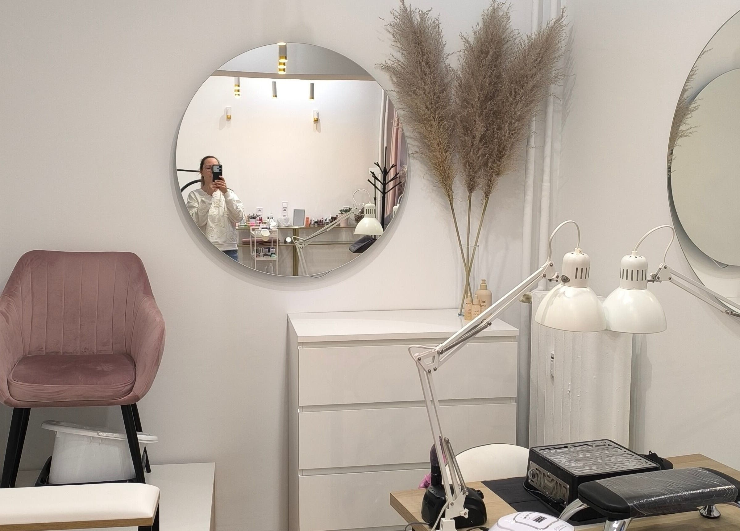 Elegancki wystrój wnętrza SUGAR Lashes & Brows w Kraków, Województwo Małopolskie, PL z lustrem i lampkami.