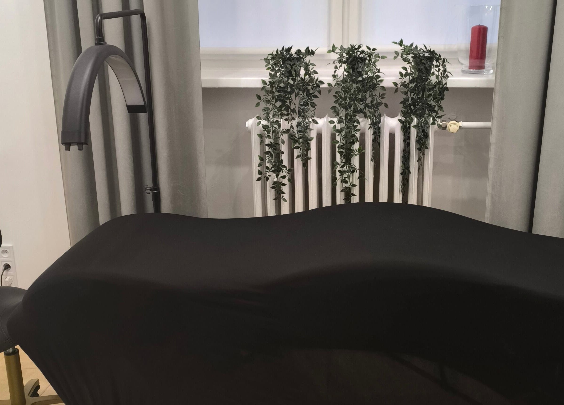 Salon w SUGAR Lashes & Brows, Kraków, Województwo Małopolskie, PL z nowoczesnym łóżkiem do zabiegów.