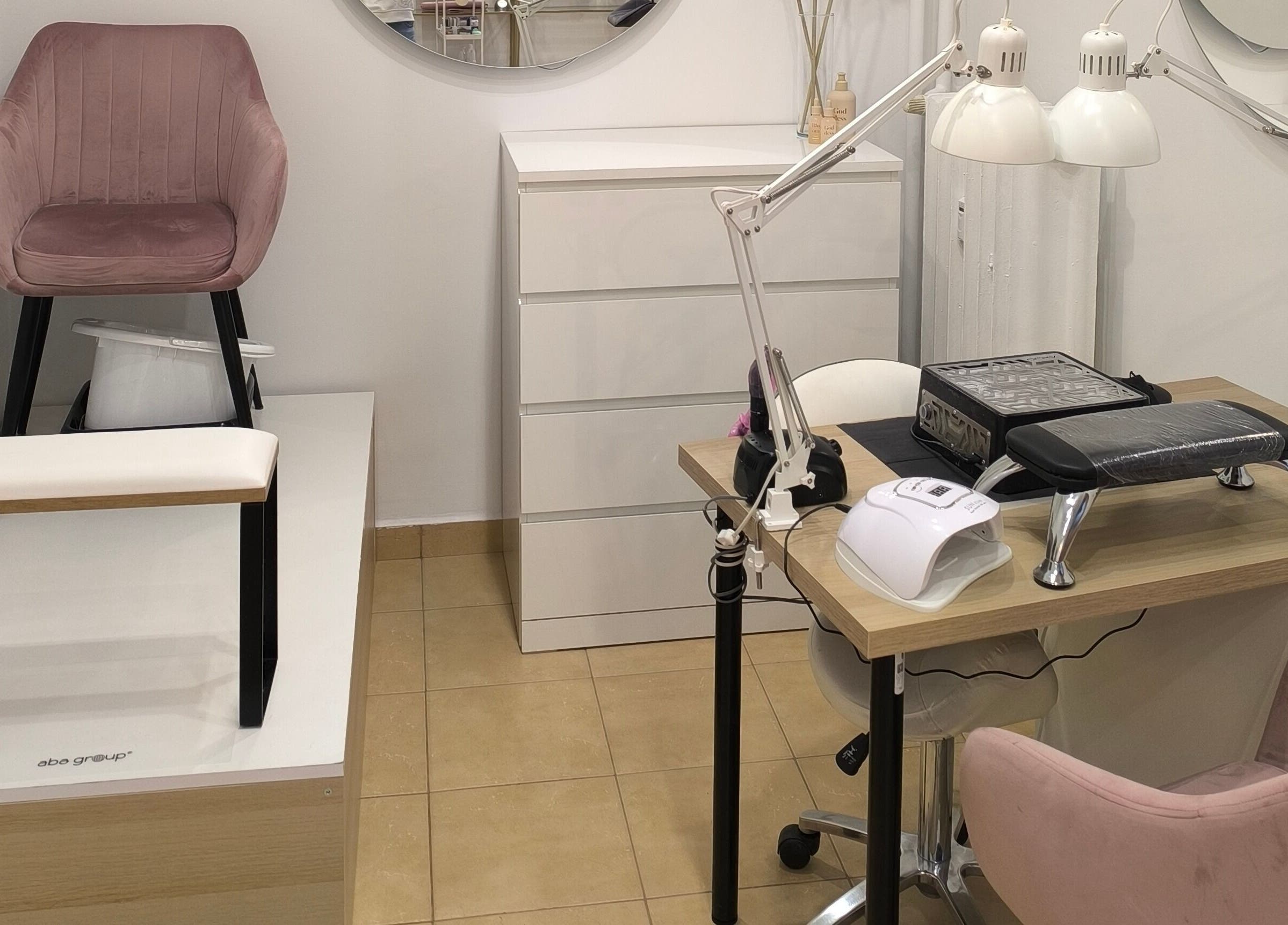 Nowoczesne wnętrze SUGAR Lashes & Brows w Kraków, Województwo Małopolskie, PL, z wygodnym fotelem i lampami.