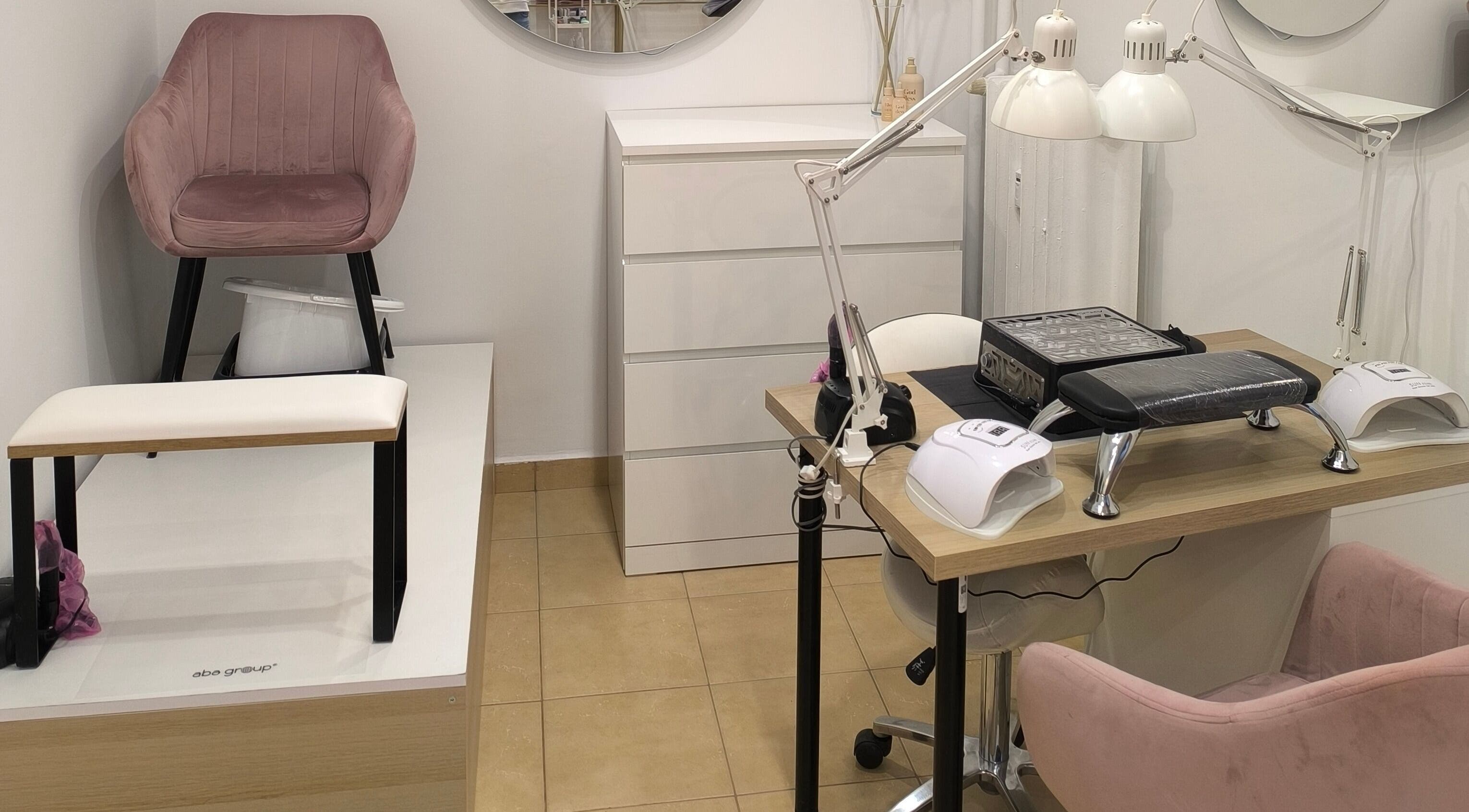 Nowoczesne wnętrze SUGAR Lashes & Brows w Kraków, Województwo Małopolskie, PL, z wygodnym fotelem i lampami.