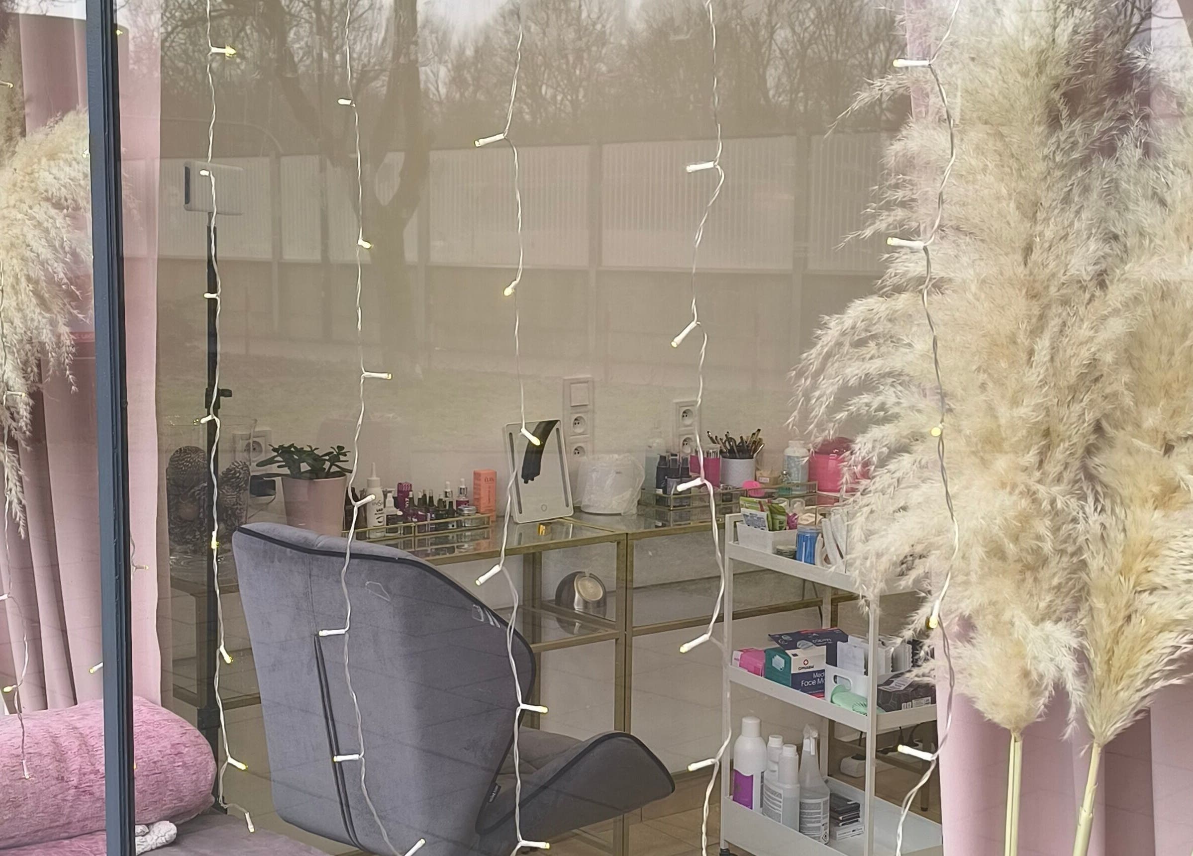 SUGAR Lashes & Brows w Krakowie, widok na eleganckie wnętrze salonu przez przeszkloną witrynę.