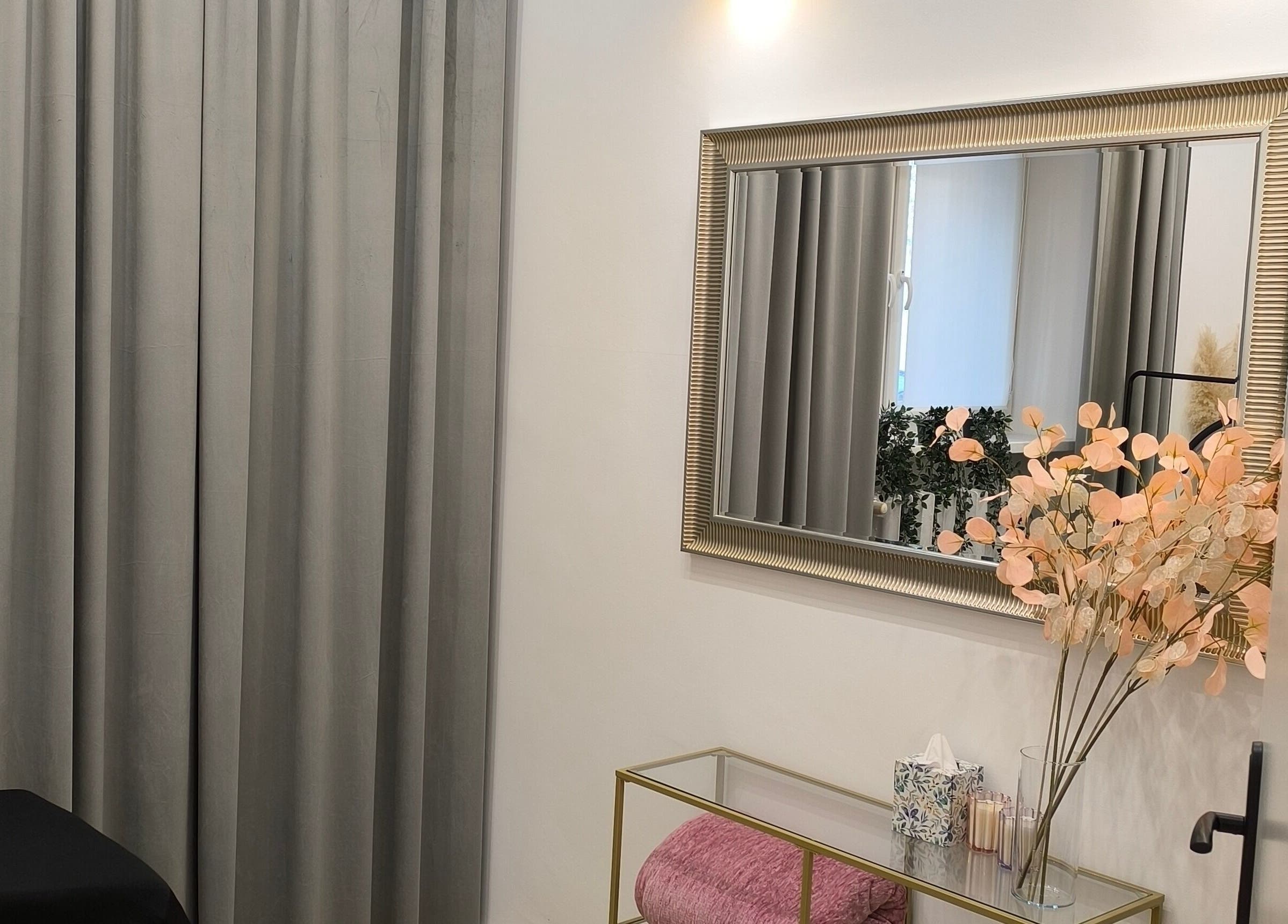 Stylowe wnętrze SUGAR Lashes & Brows w Kraków, Województwo Małopolskie z lustrem i dekoracjami.