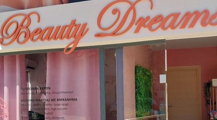 Είσοδος του BEAUTY DREAMS INSPIRATION στο Ηράκλειο, GR με εντυπωσιακή πράσινη διακόσμηση.