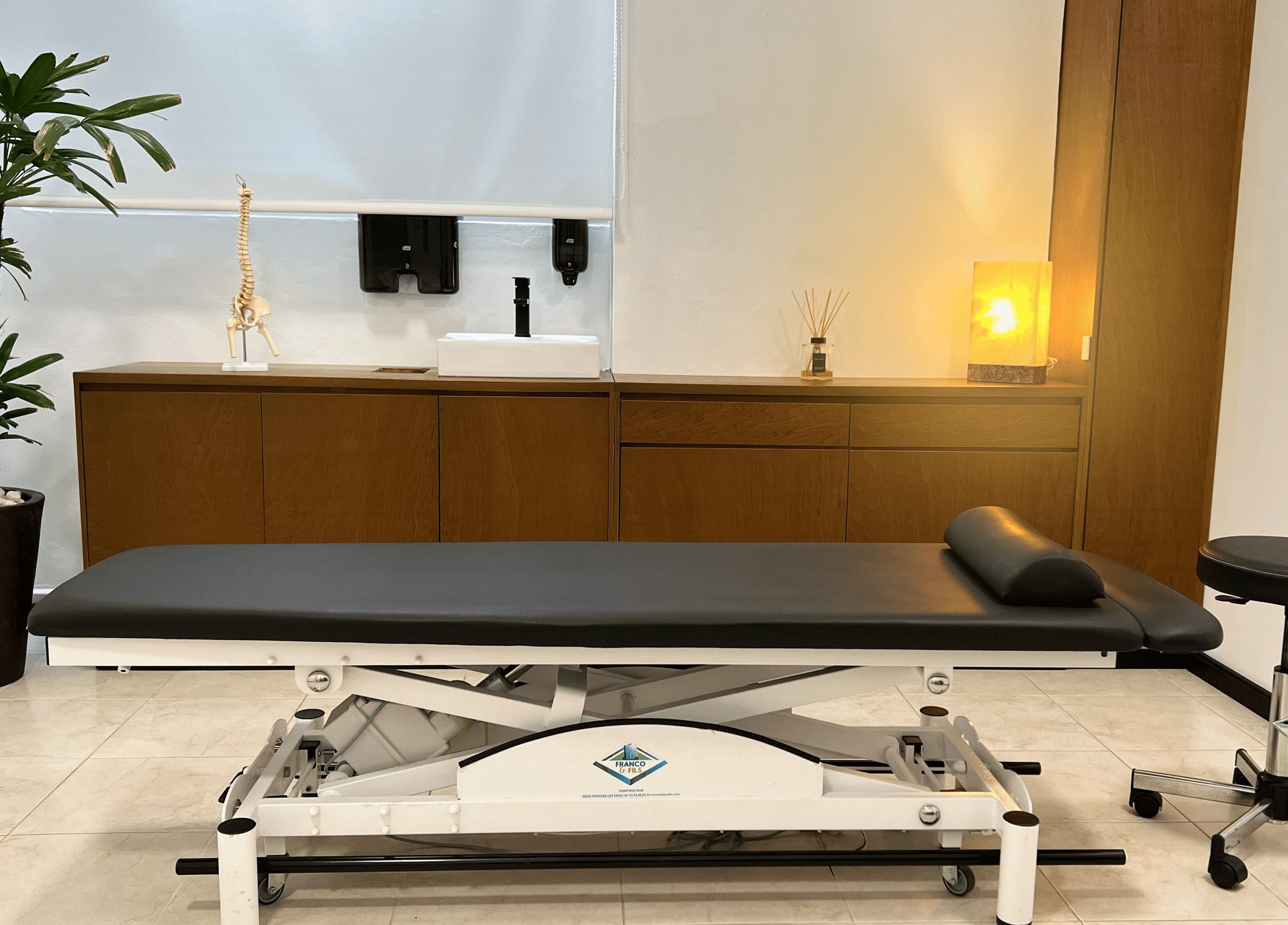 Sala de tratamiento en Osteopatia Playa, Playa del Carmen, Quintana Roo, MX. Mesa de masaje moderna y acogedora.