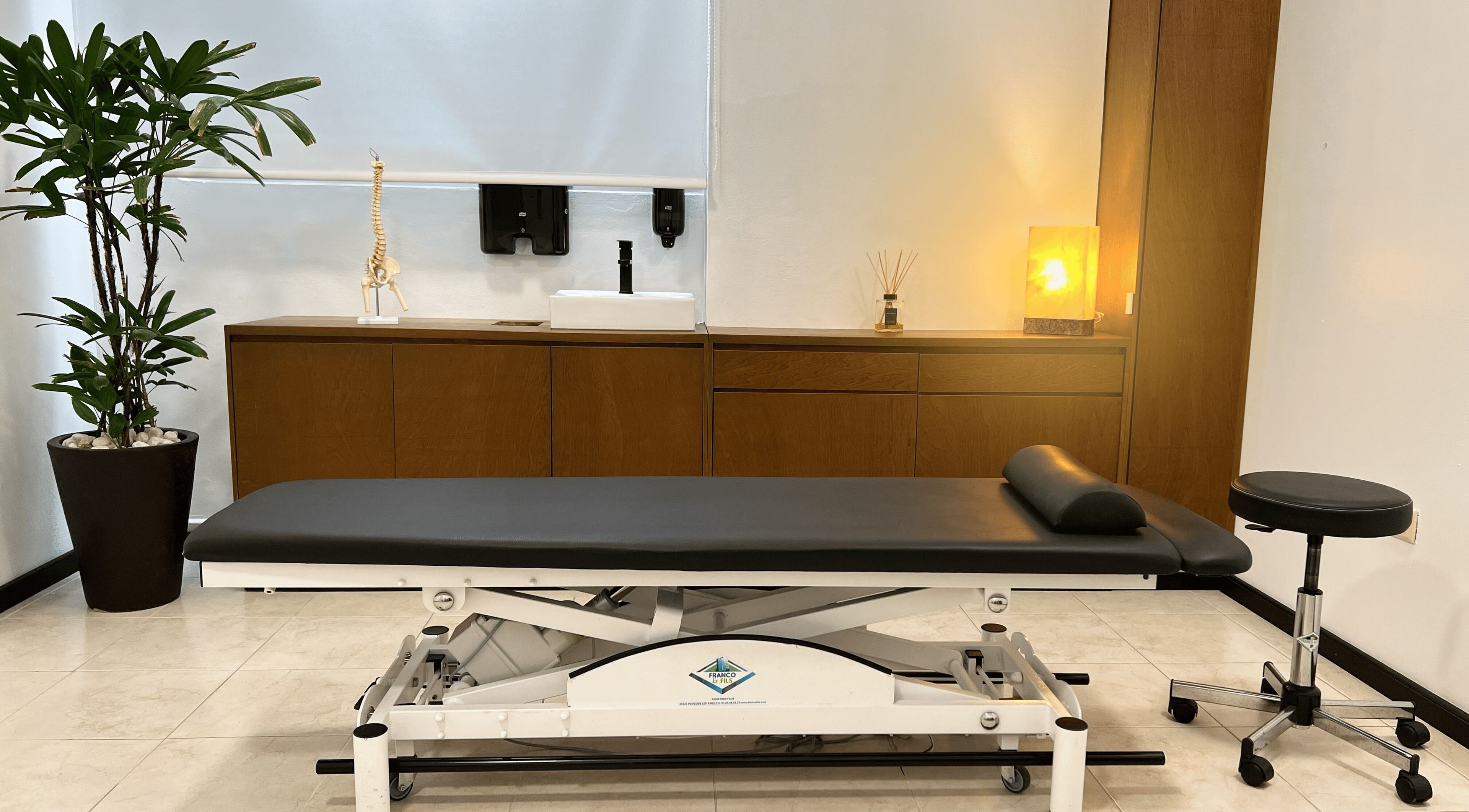 Sala de tratamiento en Osteopatia Playa, Playa del Carmen, Quintana Roo, MX. Mesa de masaje moderna y acogedora.