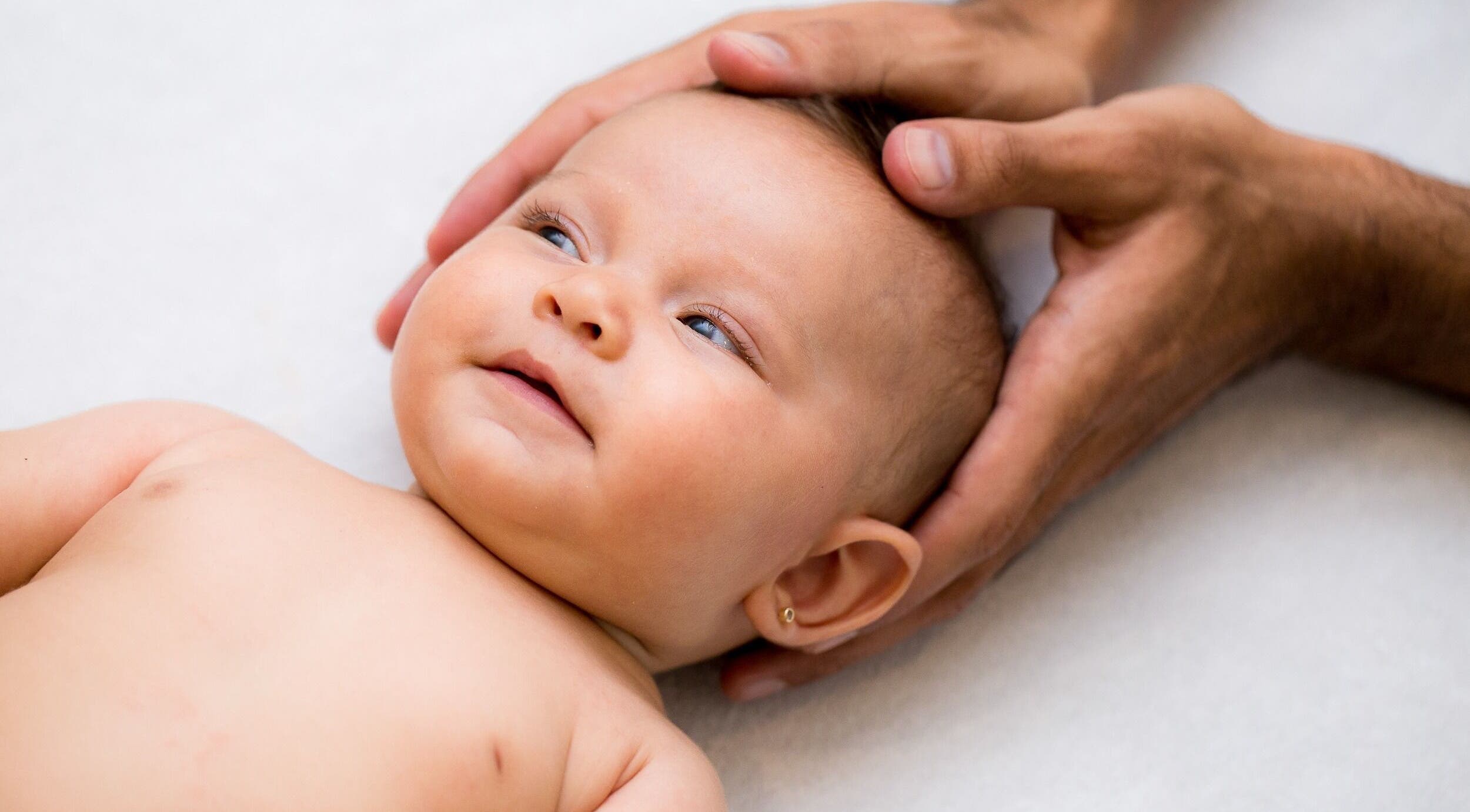 Bebé recibiendo terapia en Osteopatia Playa, Playa del Carmen, Quintana Roo, MX. Cuidado profesional y delicado.