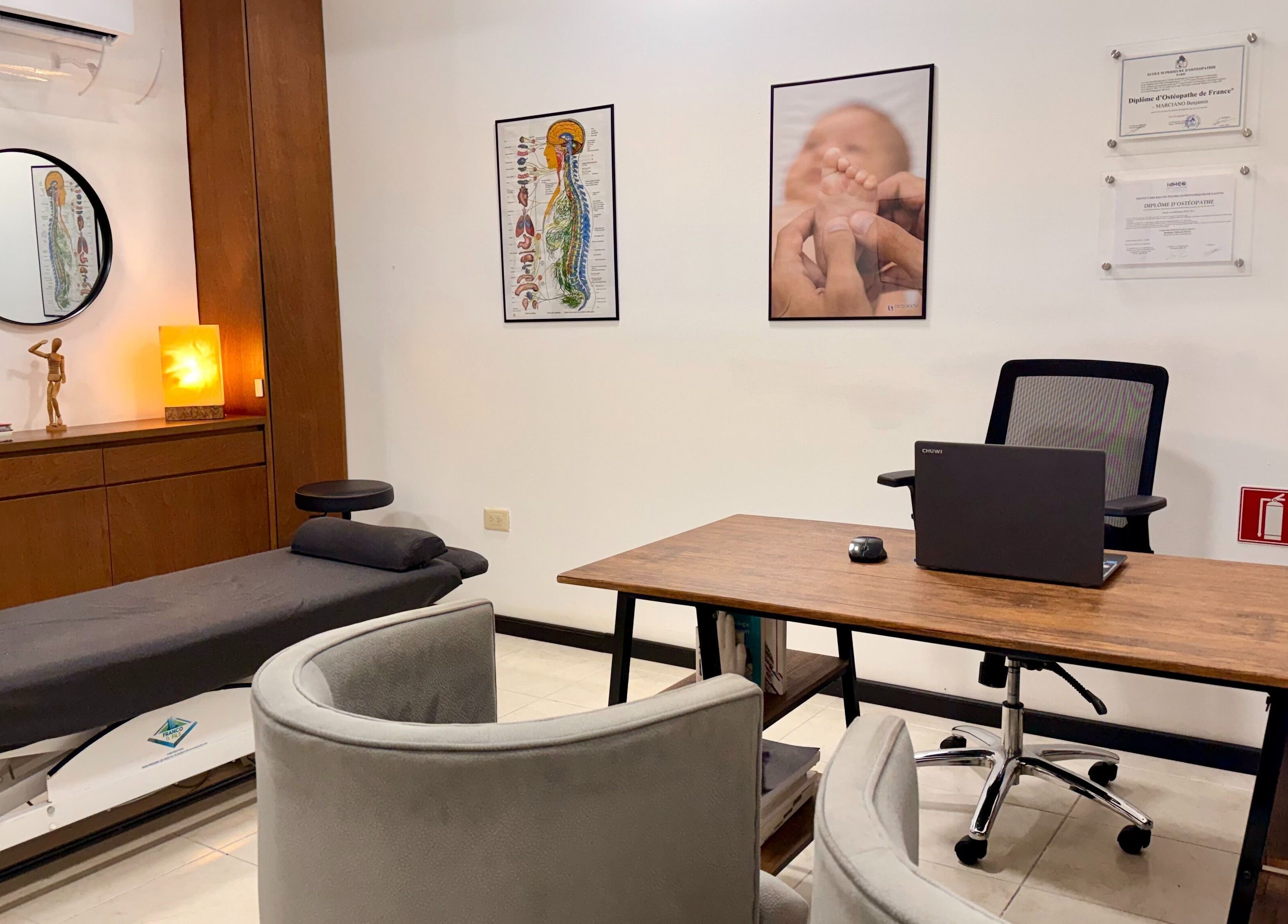 Consultorio Osteopatia Playa en Playa del Carmen, Quintana Roo, MX, con decoración moderna y acogedora.