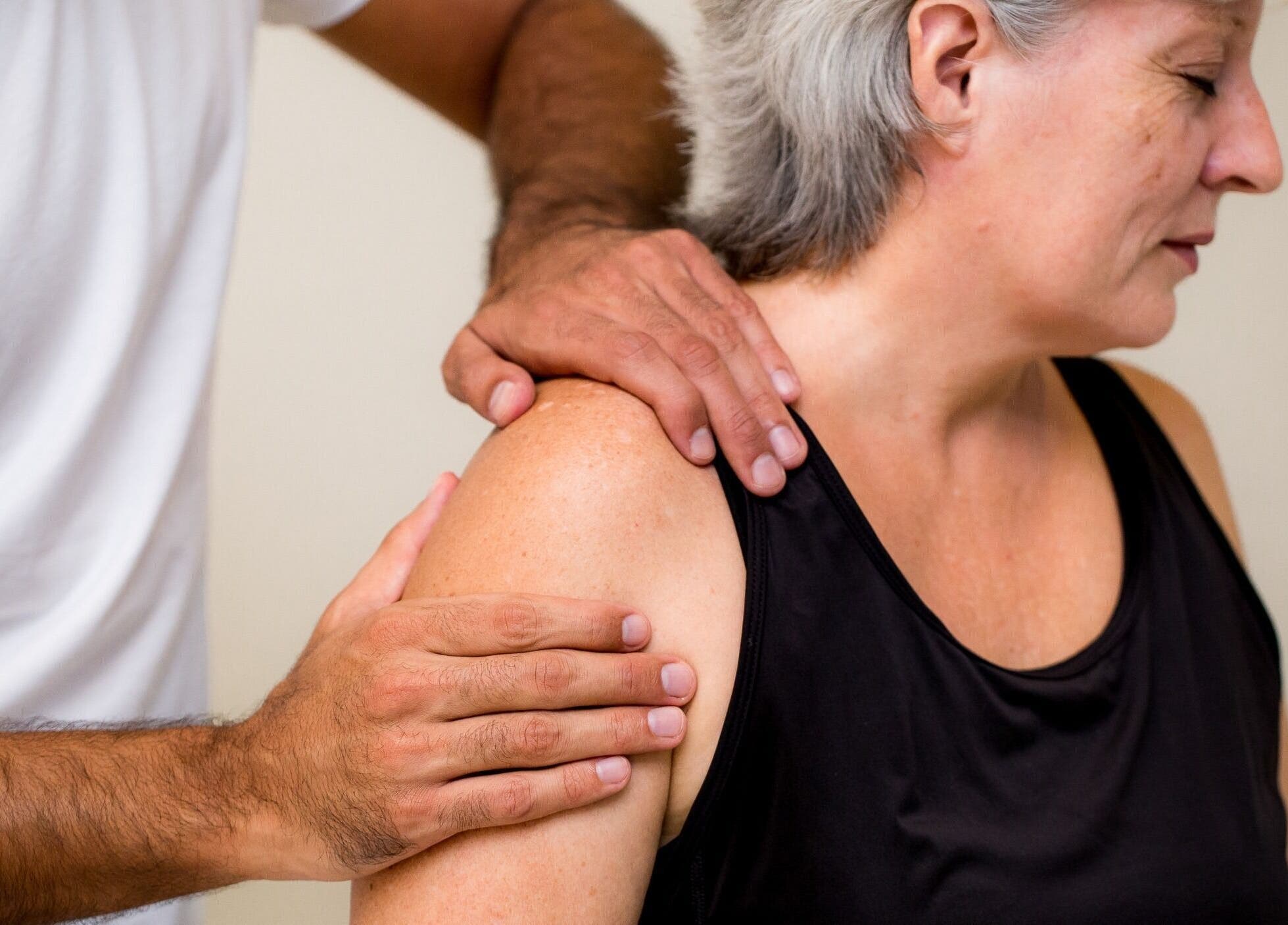 Terapia de hombro en Osteopatia Playa, Playa del Carmen, Quintana Roo, MX. Relajación y bienestar integral.