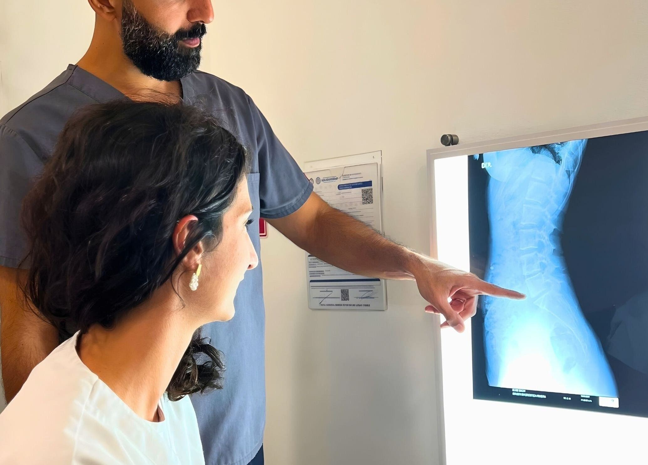 Consulta osteopatía en Osteopatia Playa, Playa del Carmen, Quintana Roo, MX con revisión de rayos X.