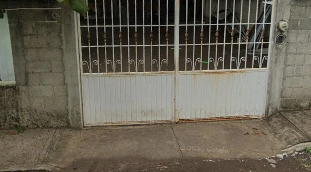 Entrada principal de Lashes by Ale Ortiz en Tierra Blanca, Veracruz, MX con puerta metálica blanca.