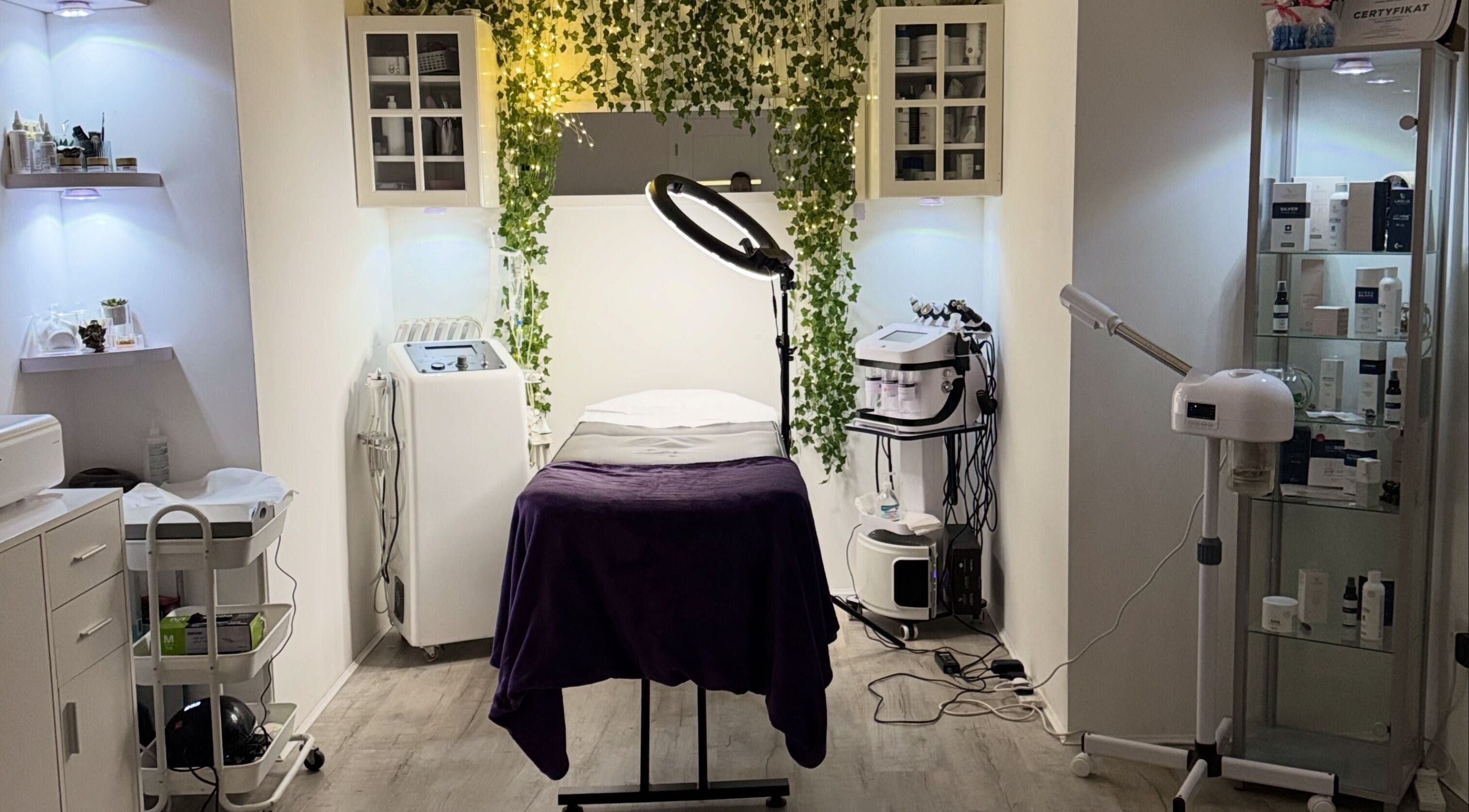 Nowoczesne wnętrze gabinetu Jojo’s Beauty by Joanna Stachowska, Northampton, England, GB, z dekoracyjnymi roślinami.