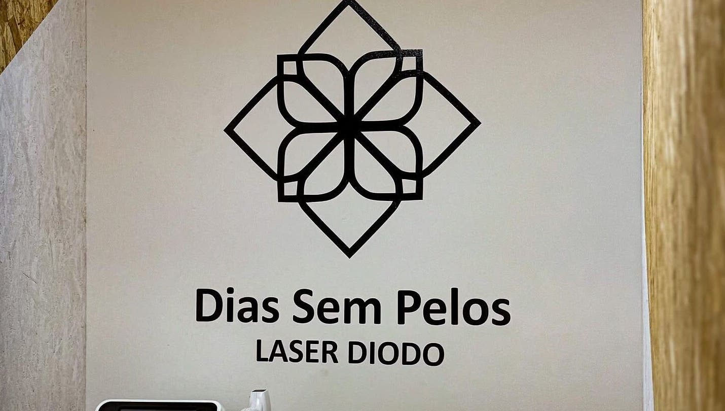 Logotipo moderno de Dias sem pelos em Braga, Braga, PT em parede clara.