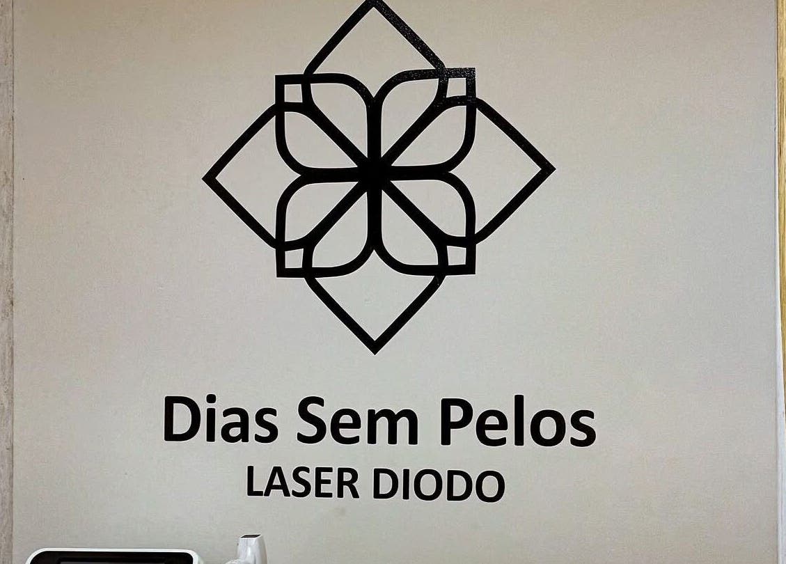 Logotipo moderno de Dias sem pelos em Braga, Braga, PT em parede clara.