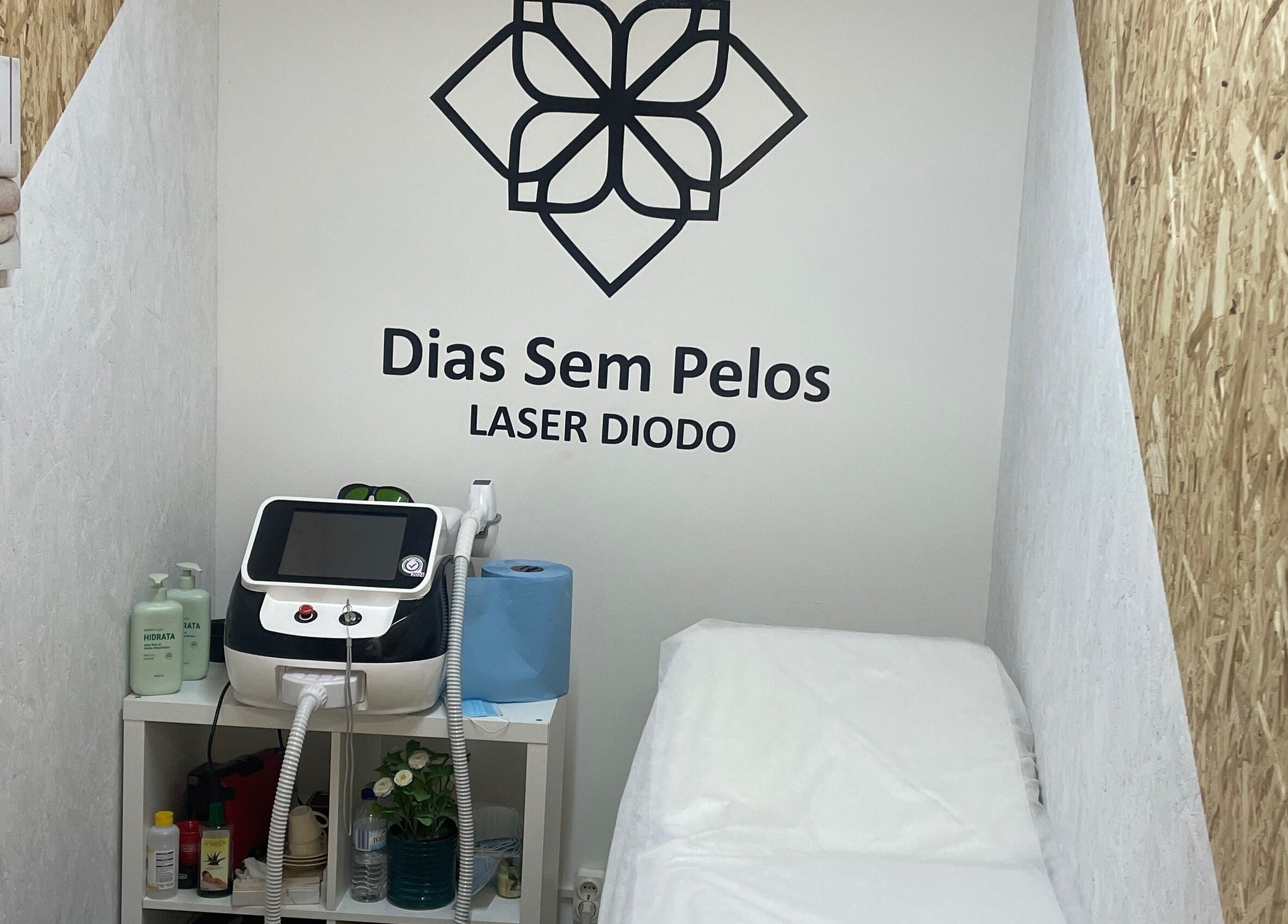 Sala de laser na Dias sem pelos em Braga, Braga, PT, apresentando equipamentos modernos e ambiente confortável.
