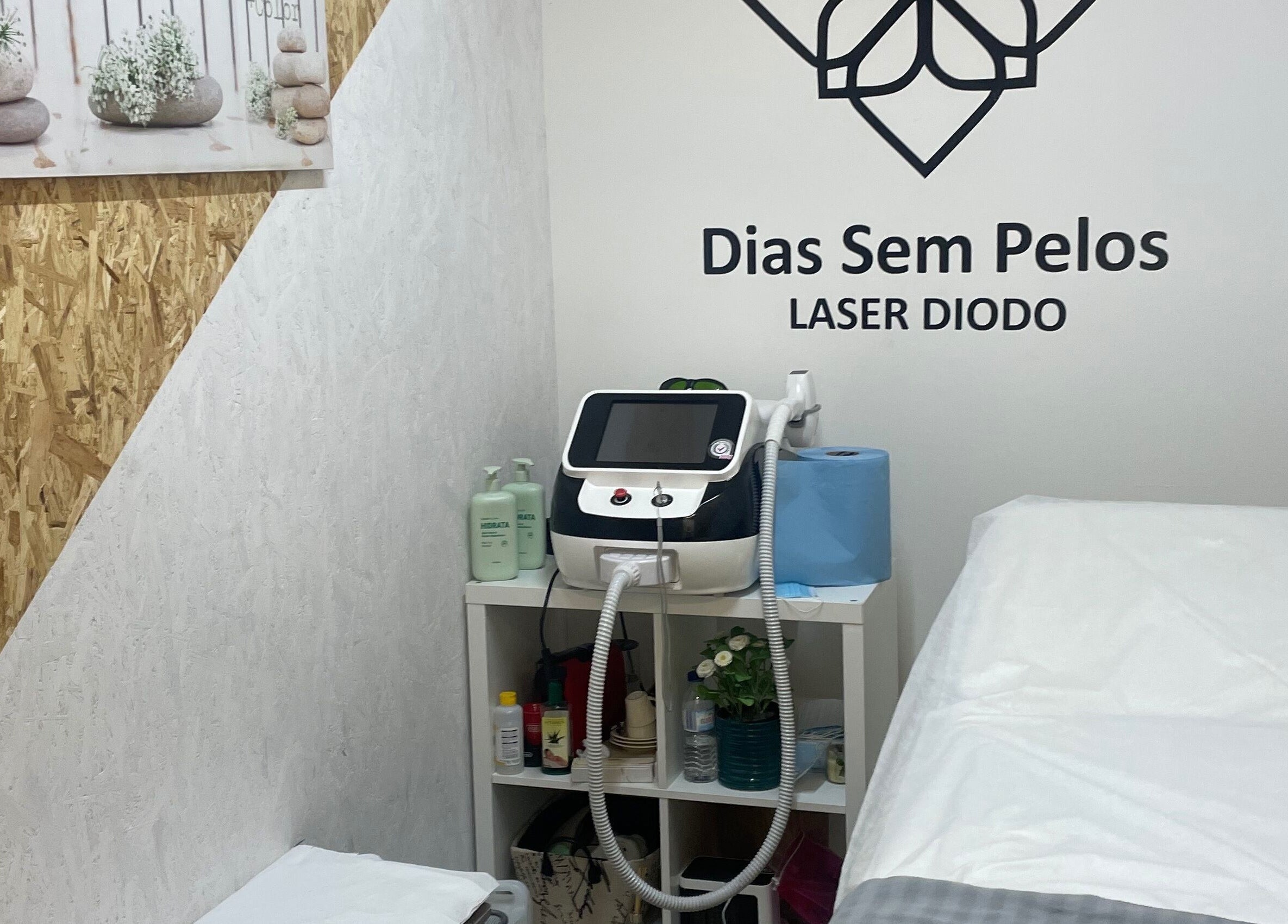 Sala de tratamento a laser em Dias sem pelos, Braga, Braga, PT, com máquina de depilação moderna.