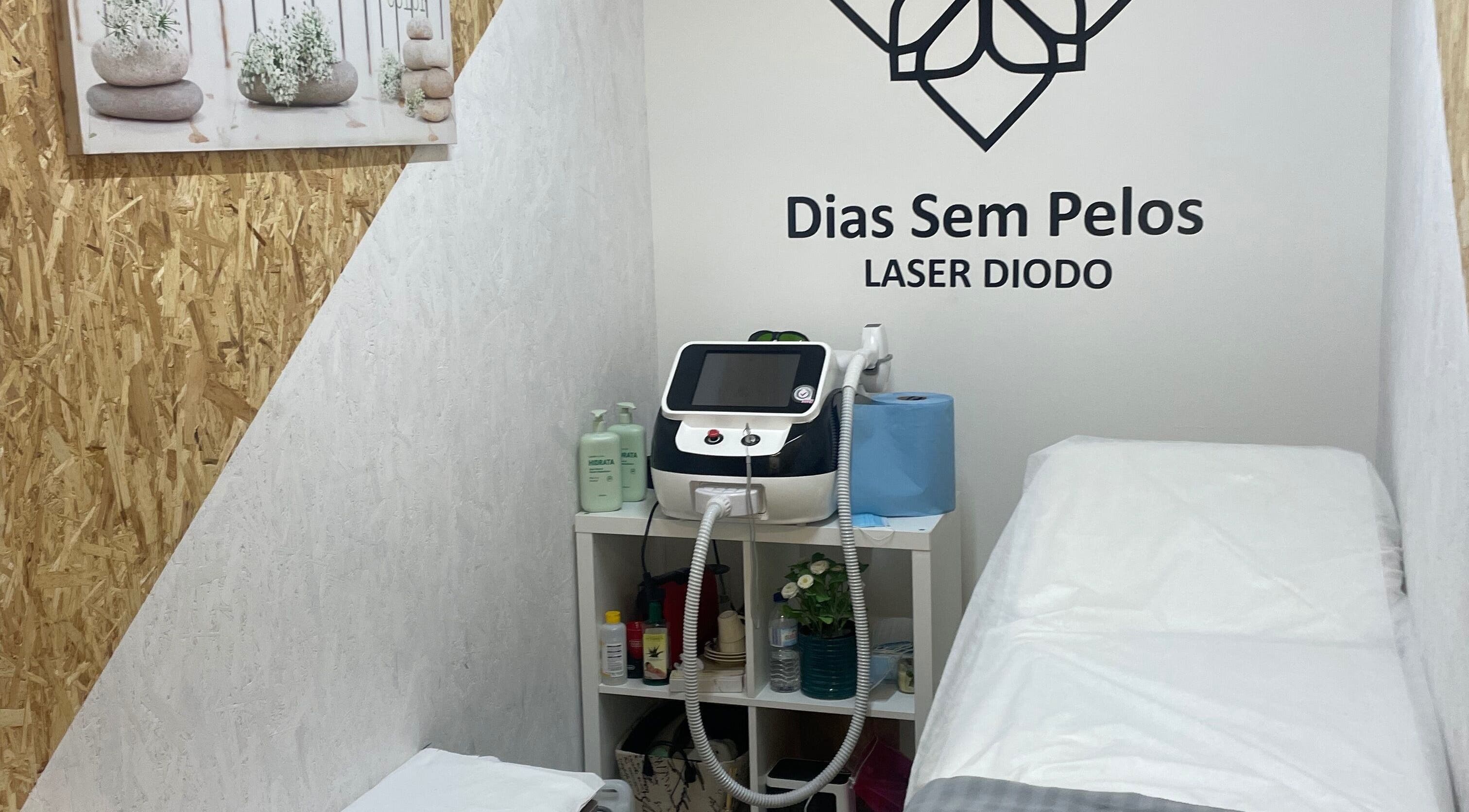 Sala de tratamento a laser em Dias sem pelos, Braga, Braga, PT, com máquina de depilação moderna.