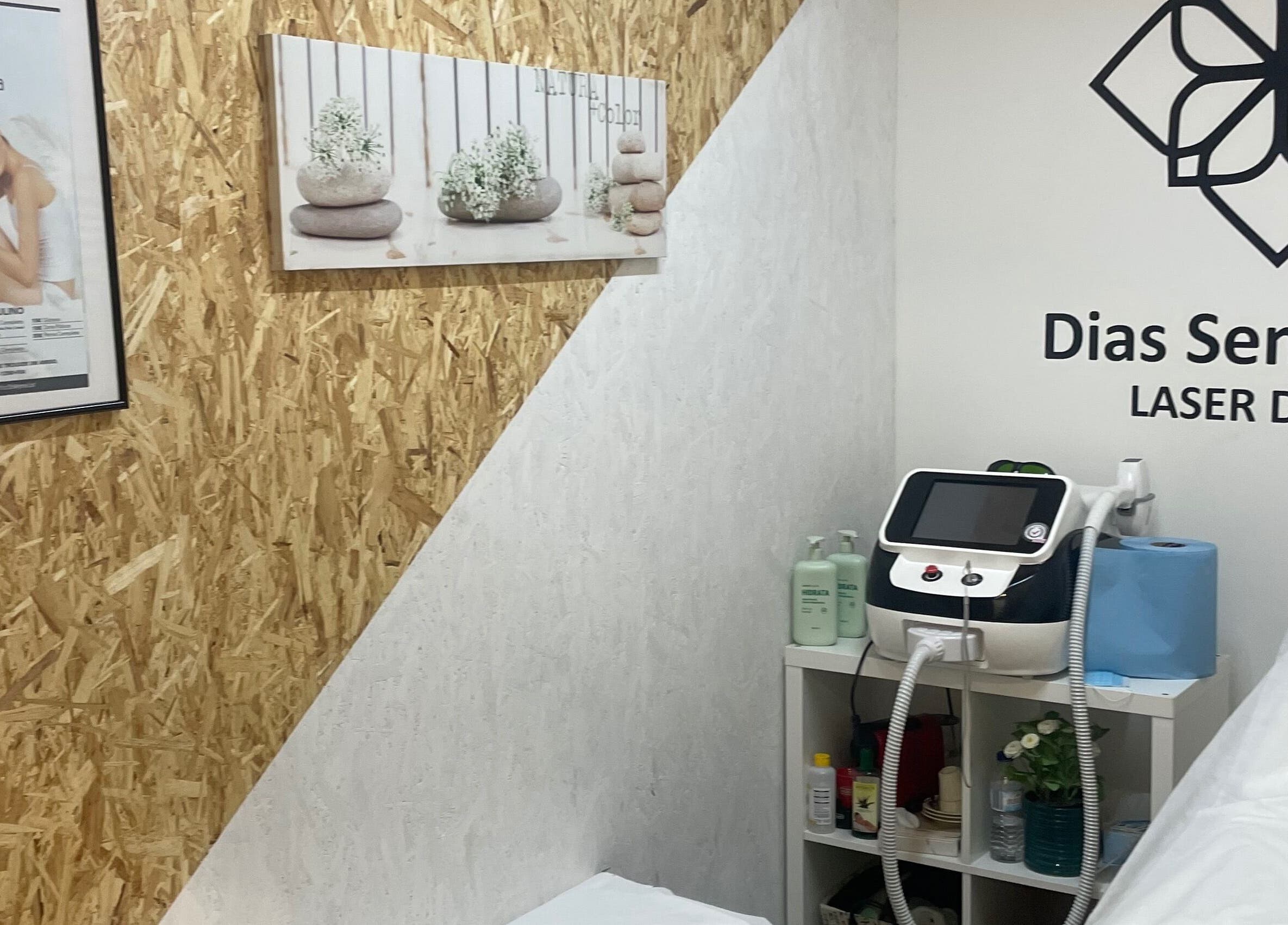 Sala de tratamento com laser no Dias sem pelos em Braga, Braga, PT, com equipamento moderno e decoração relaxante.