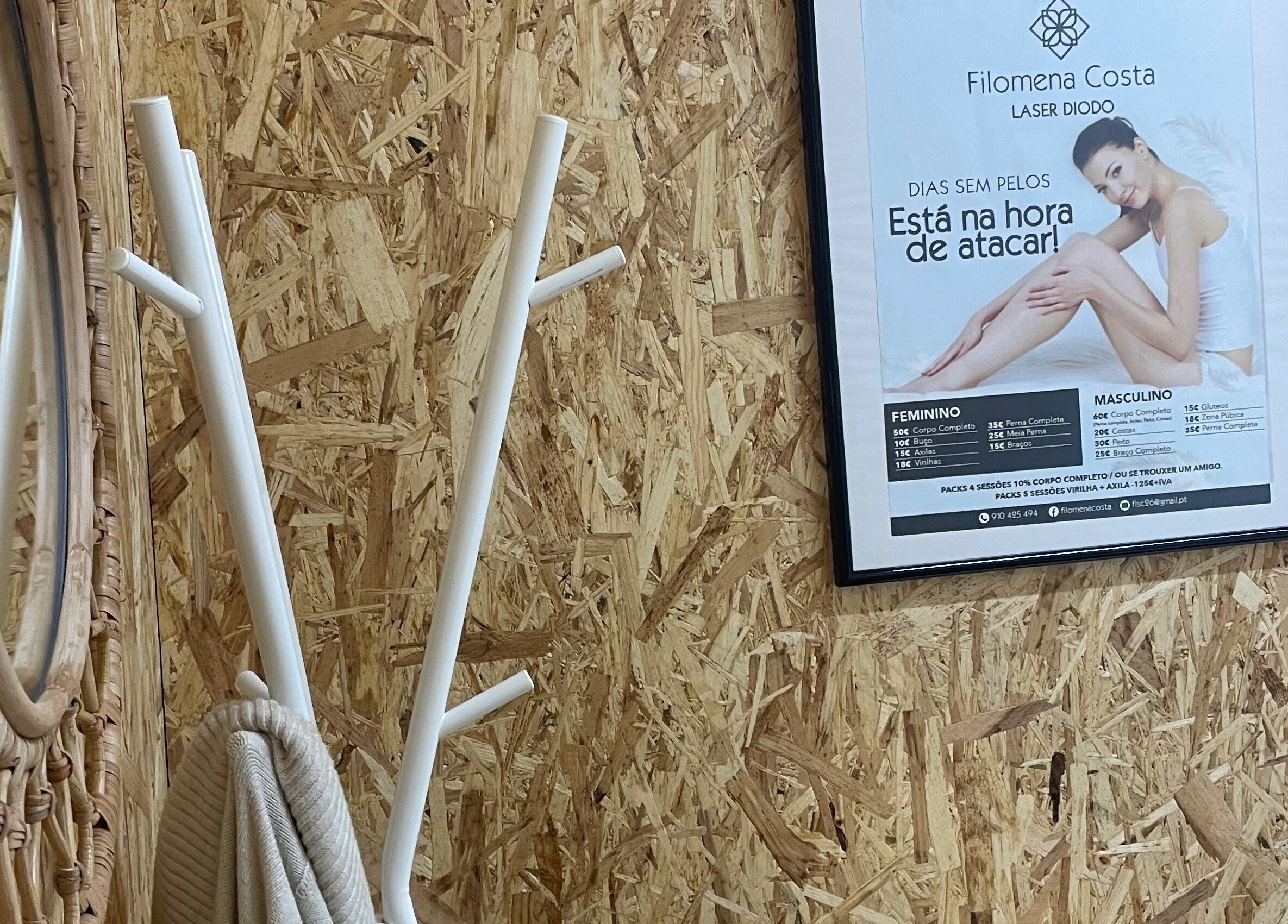 Interior do Dias sem pelos em Braga, Braga, PT com espelho de vime e cartaz na parede.