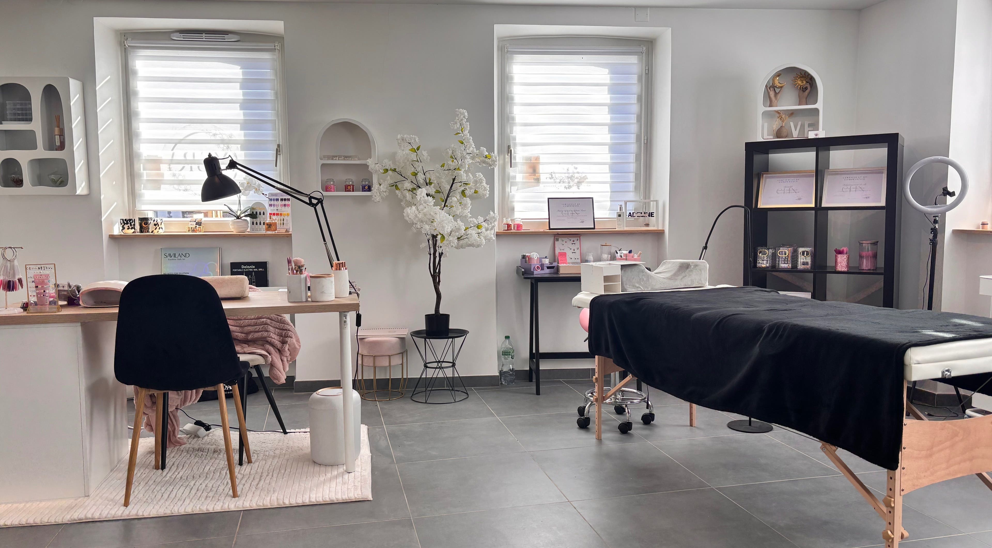 Intérieur élégant de Sublime Studio, Stutzheim-offenheim, Grand Est, FR, avec chaise et table de manucure.