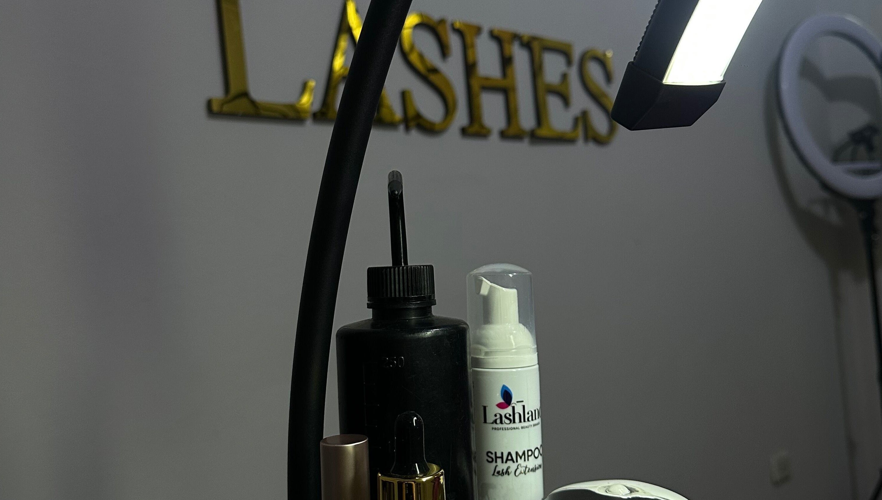 Beauty essentials display at Wilashes, Lima, Provincia De Lima, PE, featuring lash products and tools.