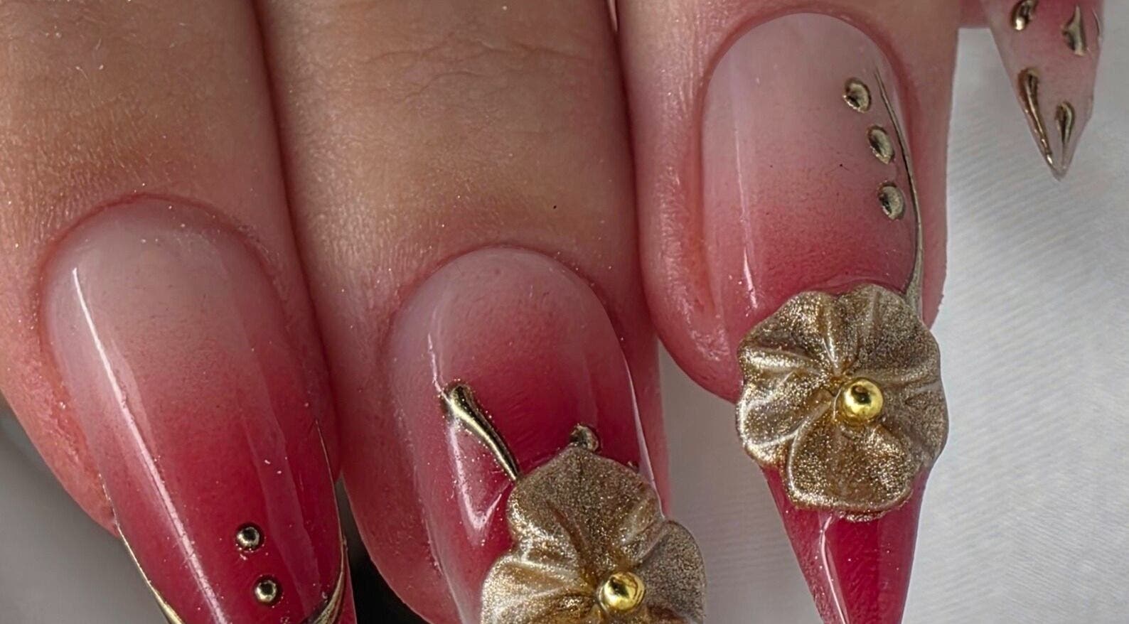 Manucure artistique avec fleurs dorées chez Rubis Beauty, Nîmes, Occitanie, FR.