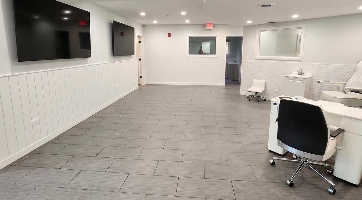 Spacious therapy room at Touchpoint Therapy, Highland Park, Illinois, US, featuring modern decor and seating.