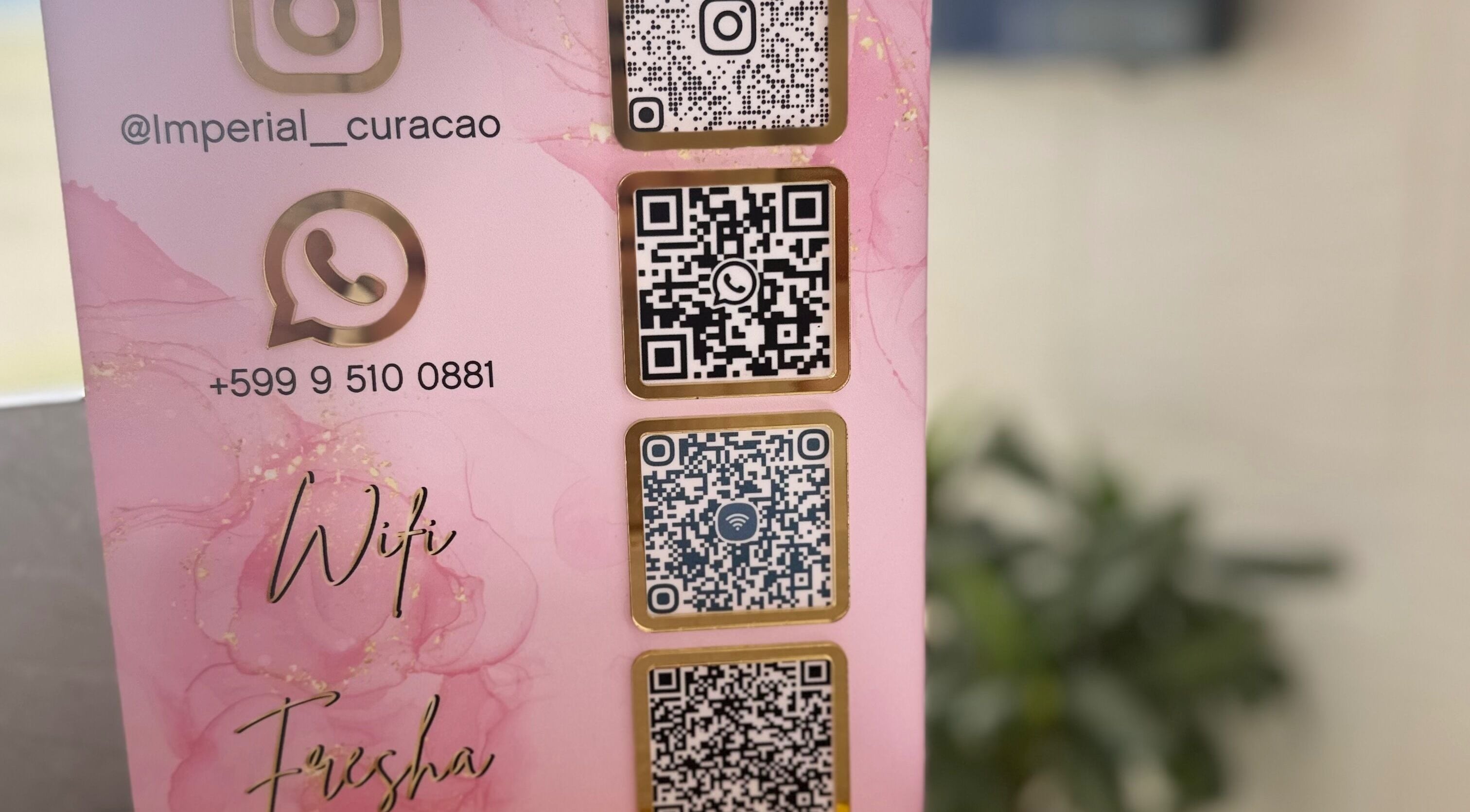 Códigos QR para redes sociales y WiFi en Imperial Curacao, Willemstad, Curaçao, CW.