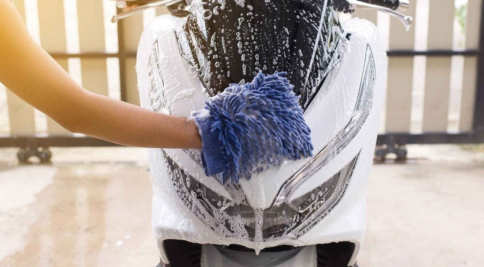 Proses cuci motor di STEAM MOTOBI, Banten, Banten, ID dengan busa melimpah.