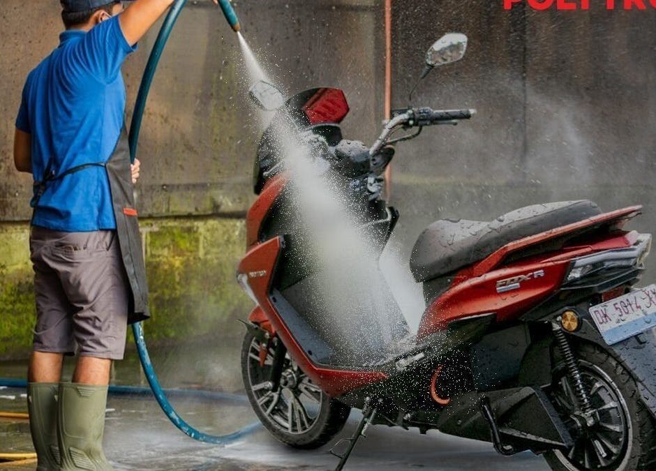 Teknisi membersihkan motor di STEAM MOTOBI, Banten, Banten, ID dengan bertekanan tinggi.