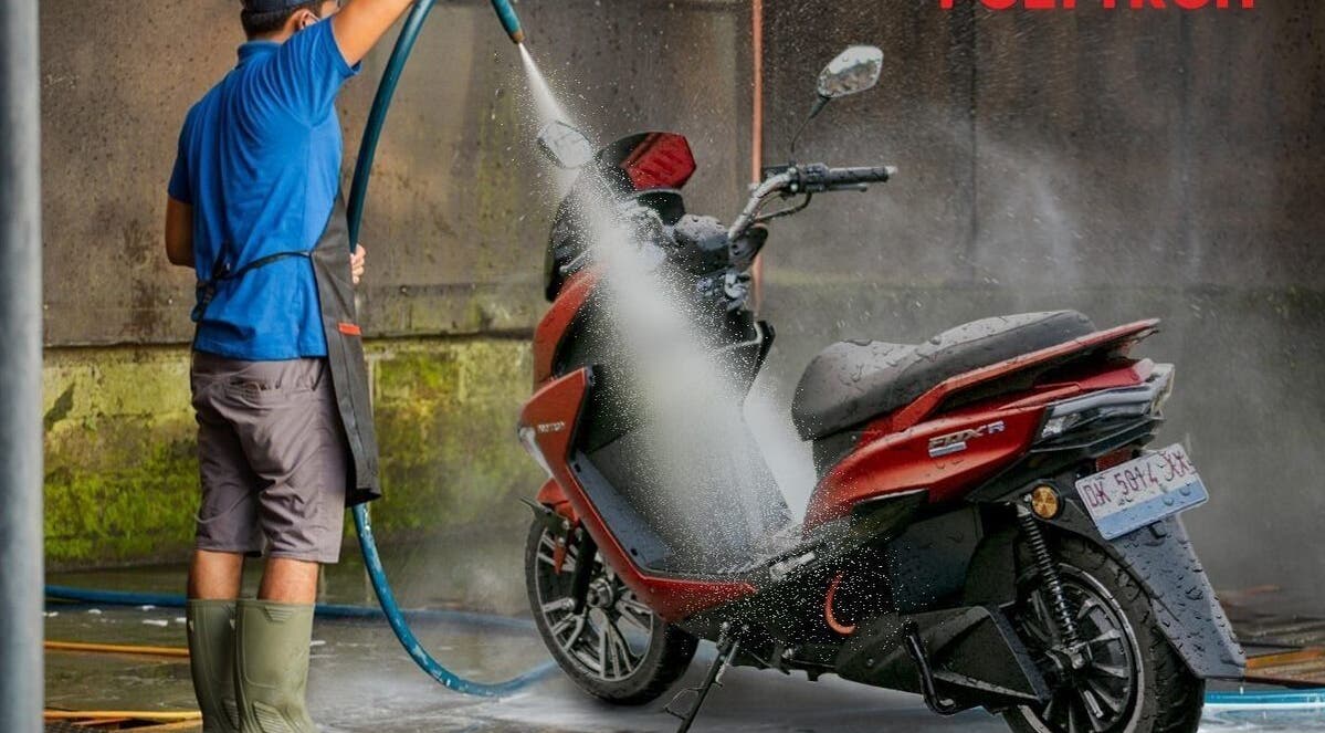 Teknisi membersihkan motor di STEAM MOTOBI, Banten, Banten, ID dengan bertekanan tinggi.