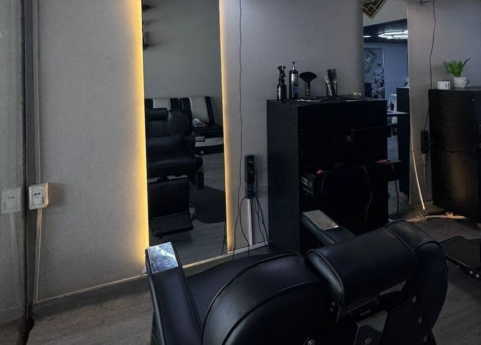 Interior de salón de belleza Leonardo Gomez en Santa Cruz De La Sierra, ambiente elegante y moderno.
