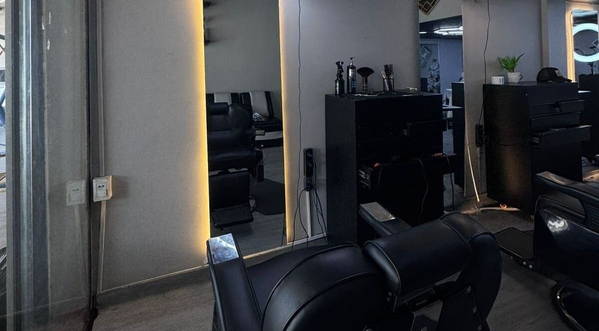 Interior de salón de belleza Leonardo Gomez en Santa Cruz De La Sierra, ambiente elegante y moderno.