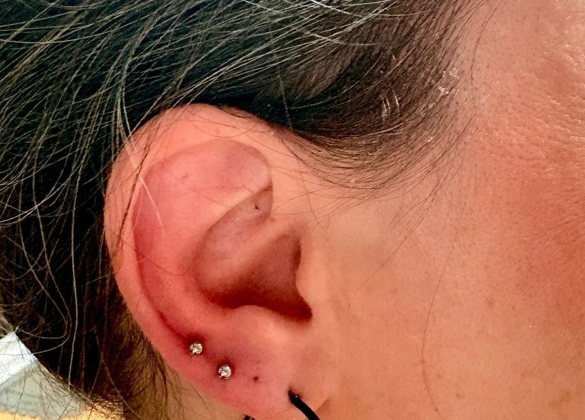 Piercings élégants à HaloRoom Piercing, Gometz-la-ville, Île-de-france, FR. Bijoux d'oreille brillants.