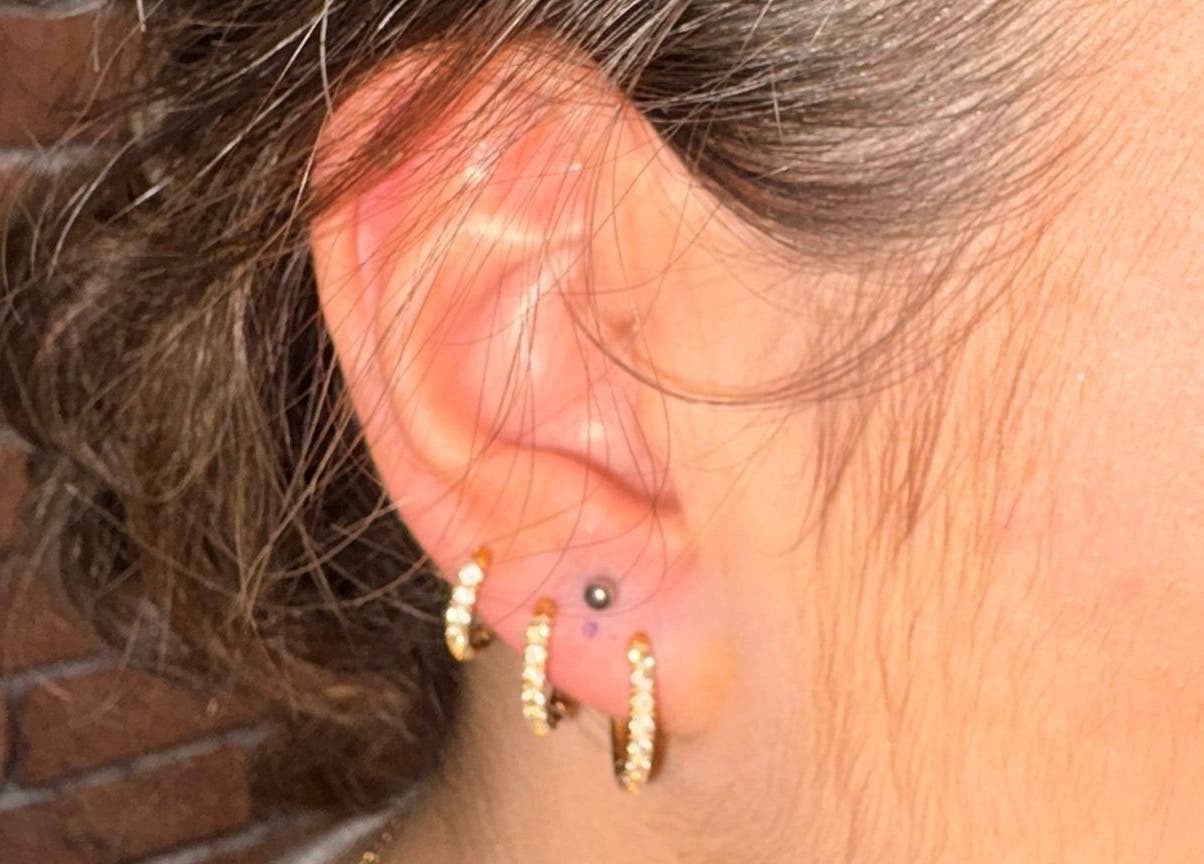 Piercing en boucle dorée à HaloRoom Piercing, Gometz-la-ville, Île-de-France, FR. Élégance et style.