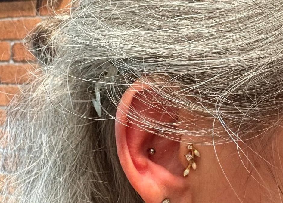 Piercing d'oreille élégant chez HaloRoom Piercing, Gometz-la-ville, Île-de-france, FR. Inspiration et style unique.