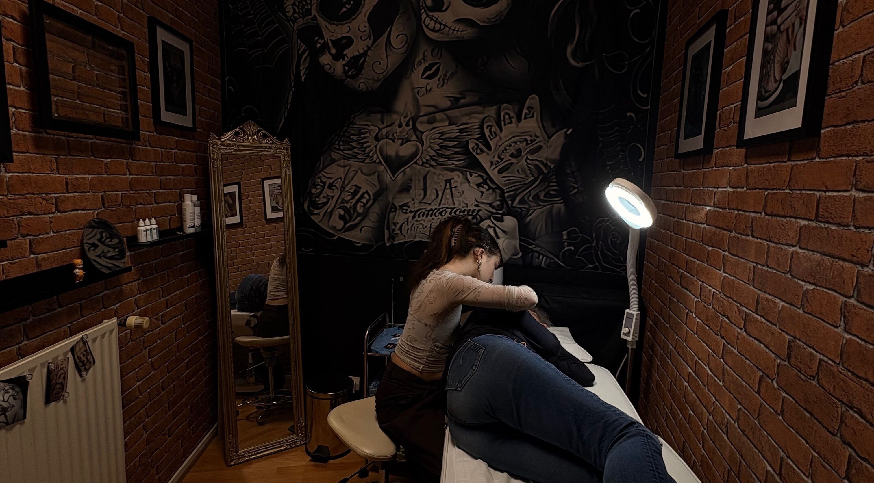 Salle de piercing à HaloRoom Piercing, Gometz-la-ville, Île-de-France, FR avec mur de briques et décor artistique.