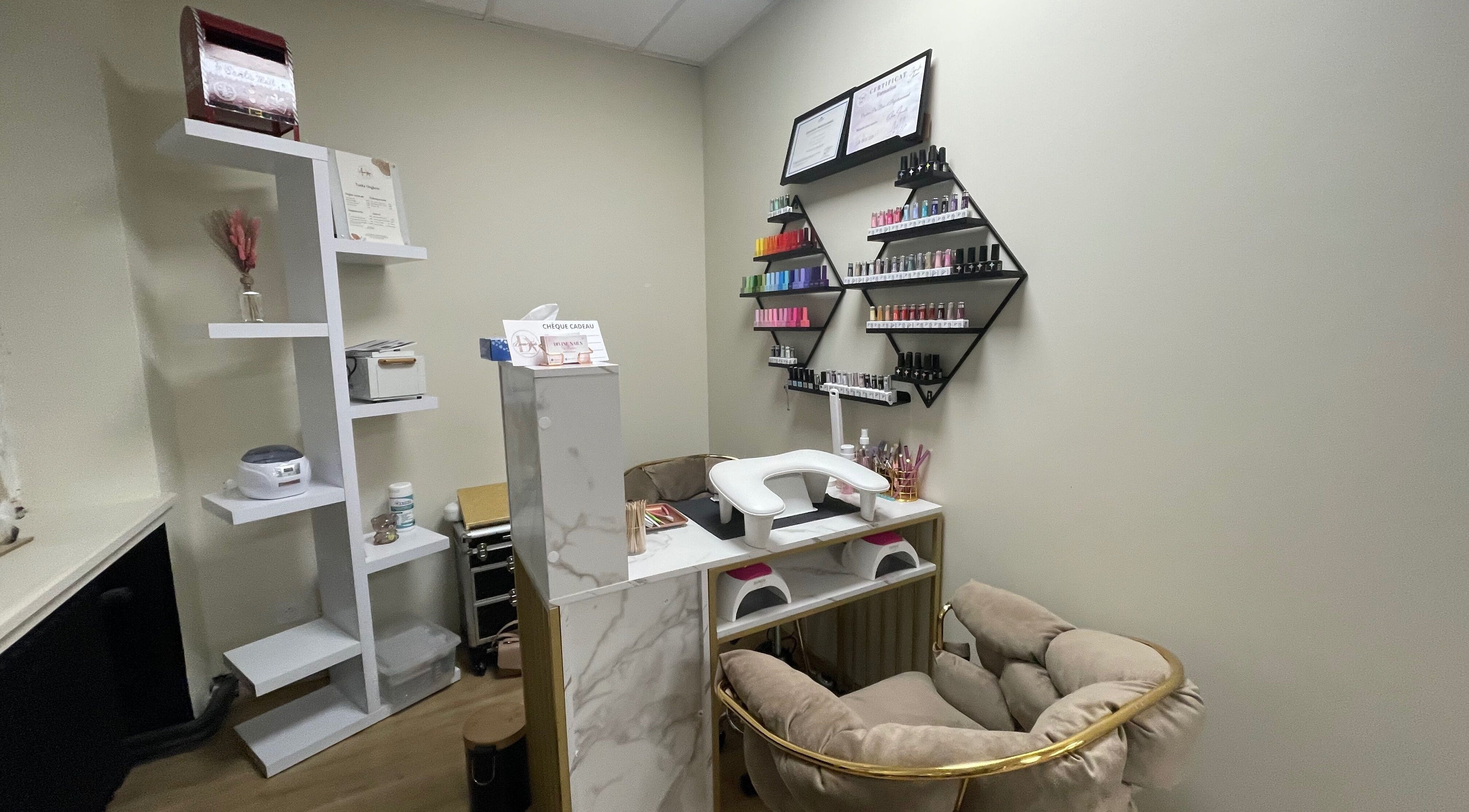 Station moderne chez Divine Nails by Clara, Moyeuvre-petite, Grand Est, FR, avec vernis colorés.