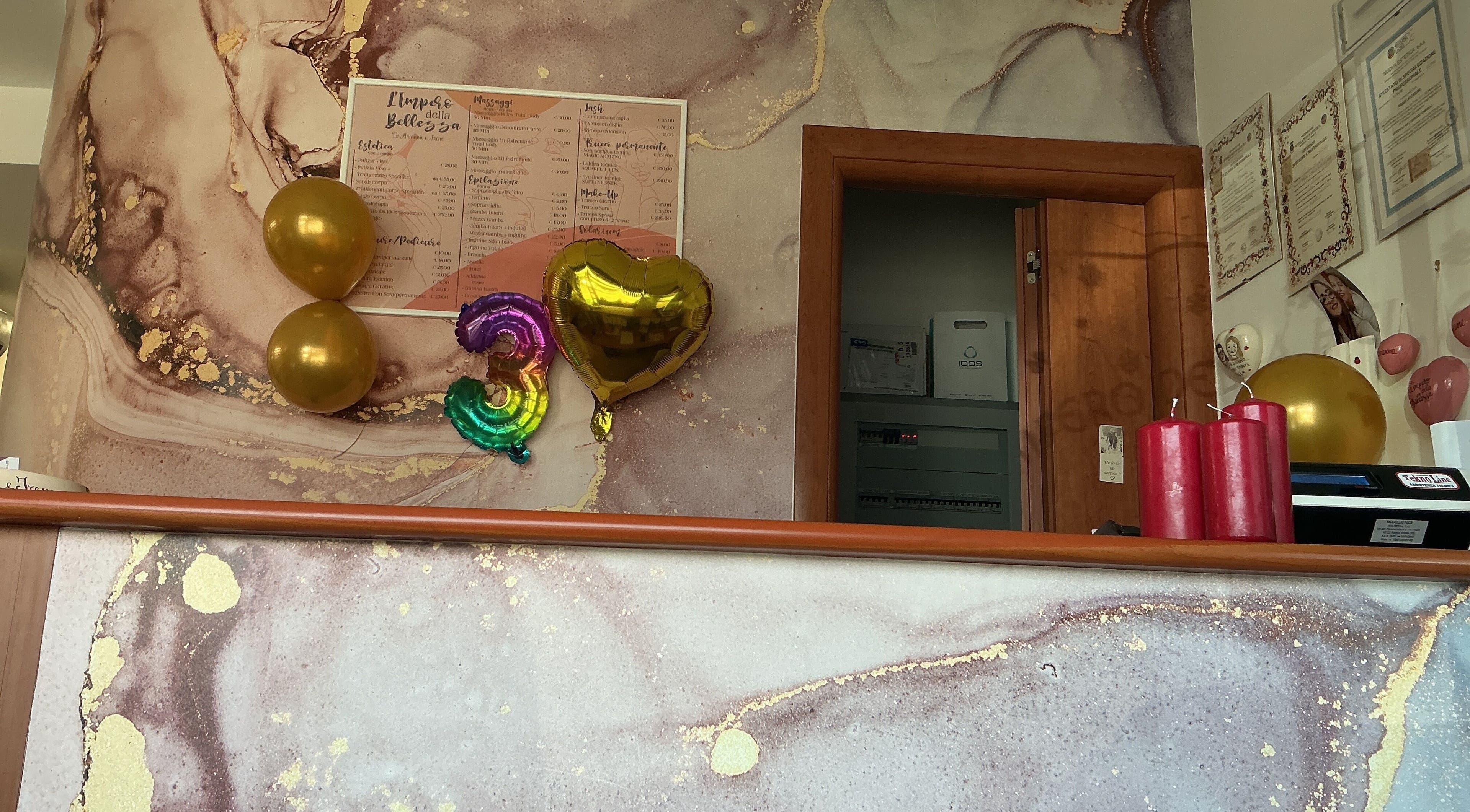 Reception di Impero della bellezza a Frosinone, Lazio, IT decorata con palloncini e candele.