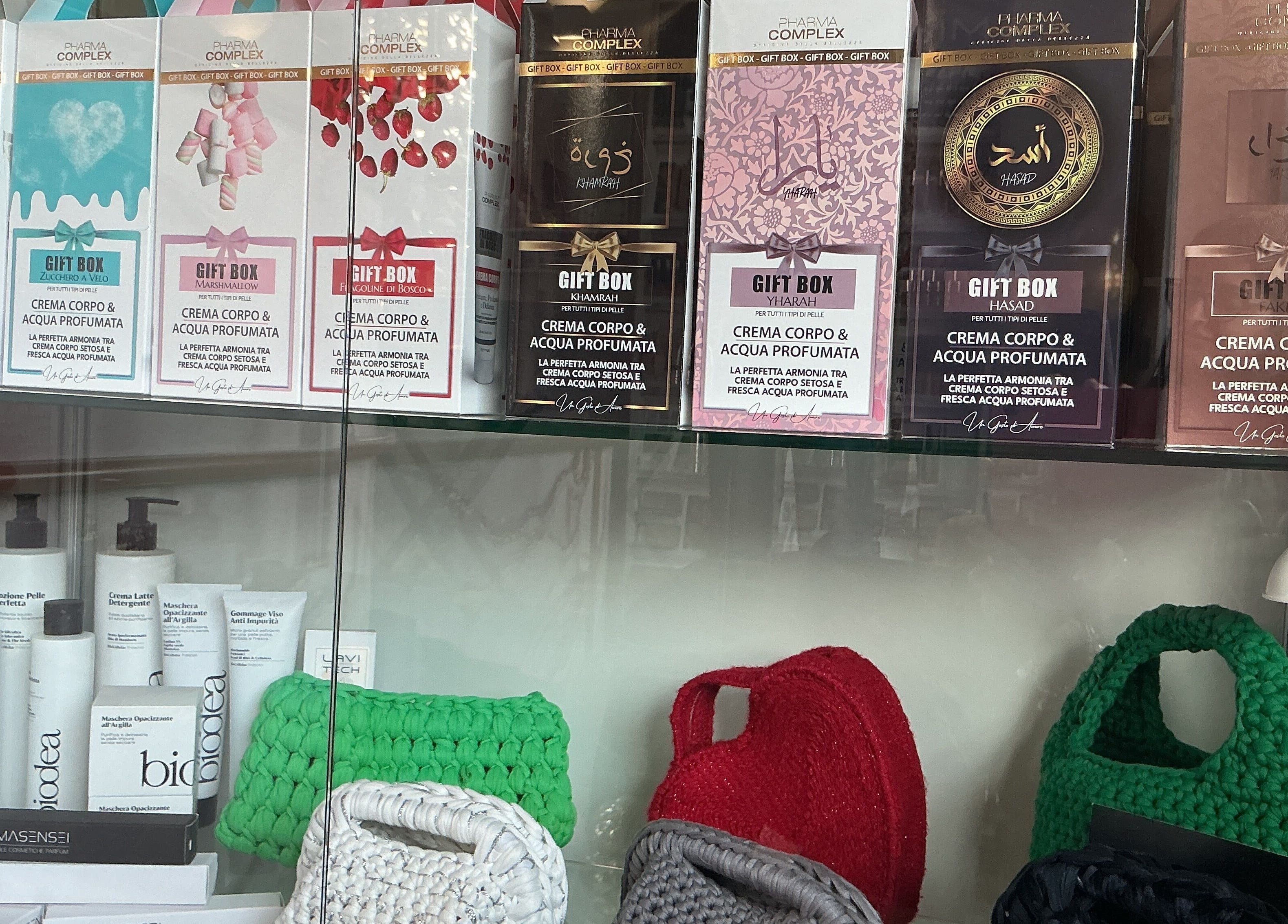 Scatole regalo e prodotti cosmetici esposti a Impero della bellezza, Frosinone, Lazio, IT.