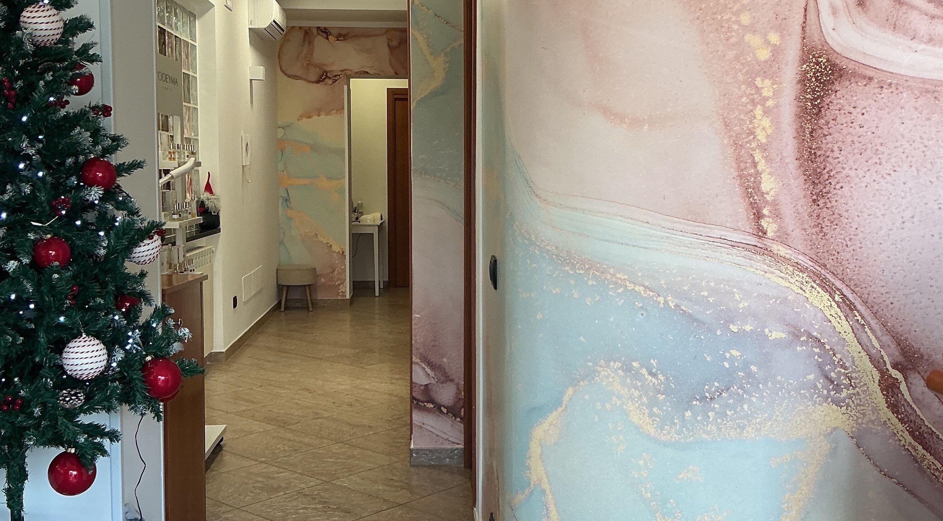 Entrata decorata all'Impero della bellezza, Frosinone, Lazio, IT, con albero di Natale festivo.