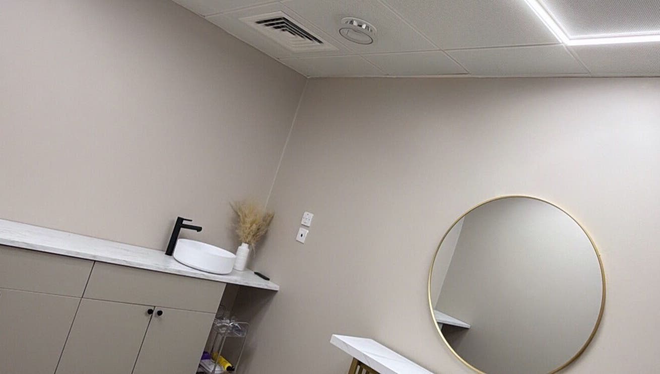 Minimalist interior with round mirror and sink at Studio Amy, Chester-le-street, England, GB.