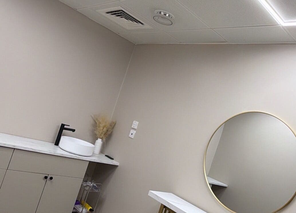 Minimalist interior with round mirror and sink at Studio Amy, Chester-le-street, England, GB.